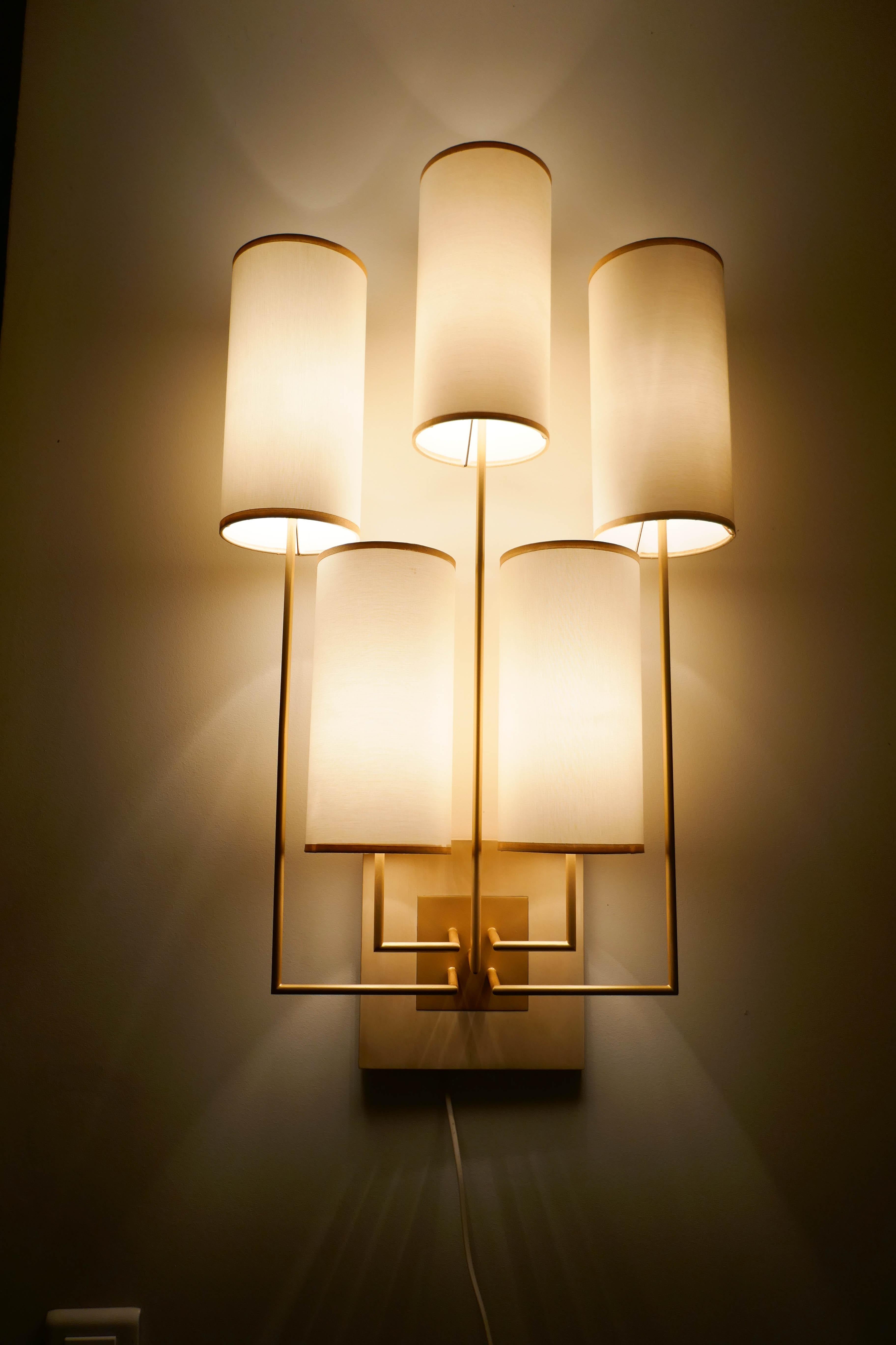 Wandleuchterpaar mit goldener Patina und weißen Lampenschirmen aus Stoff (Französisch) im Angebot