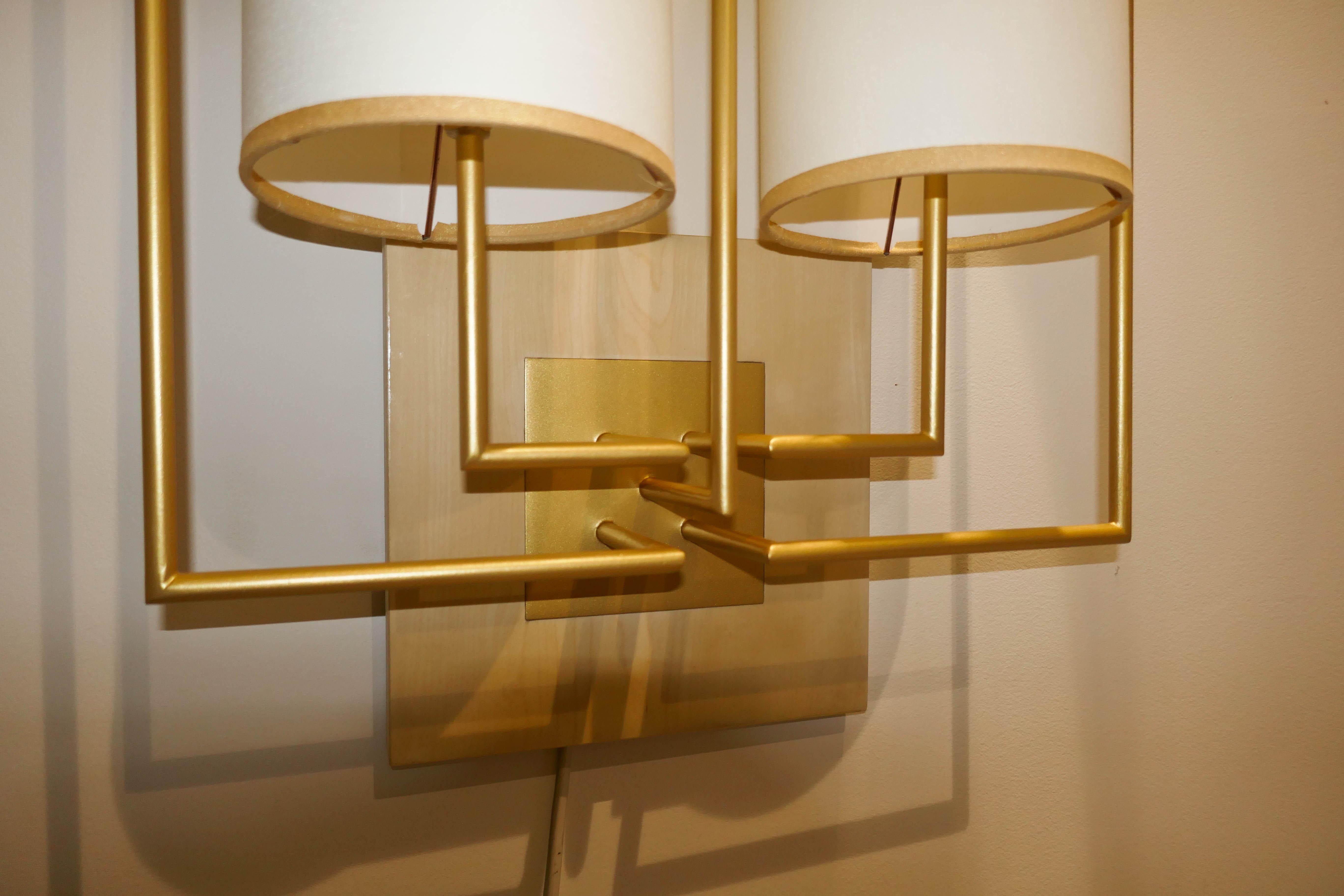 Contemporary Pair of Wall Lamp Sconce in Gold Patina and White Fabric Lamp Shades For Sale