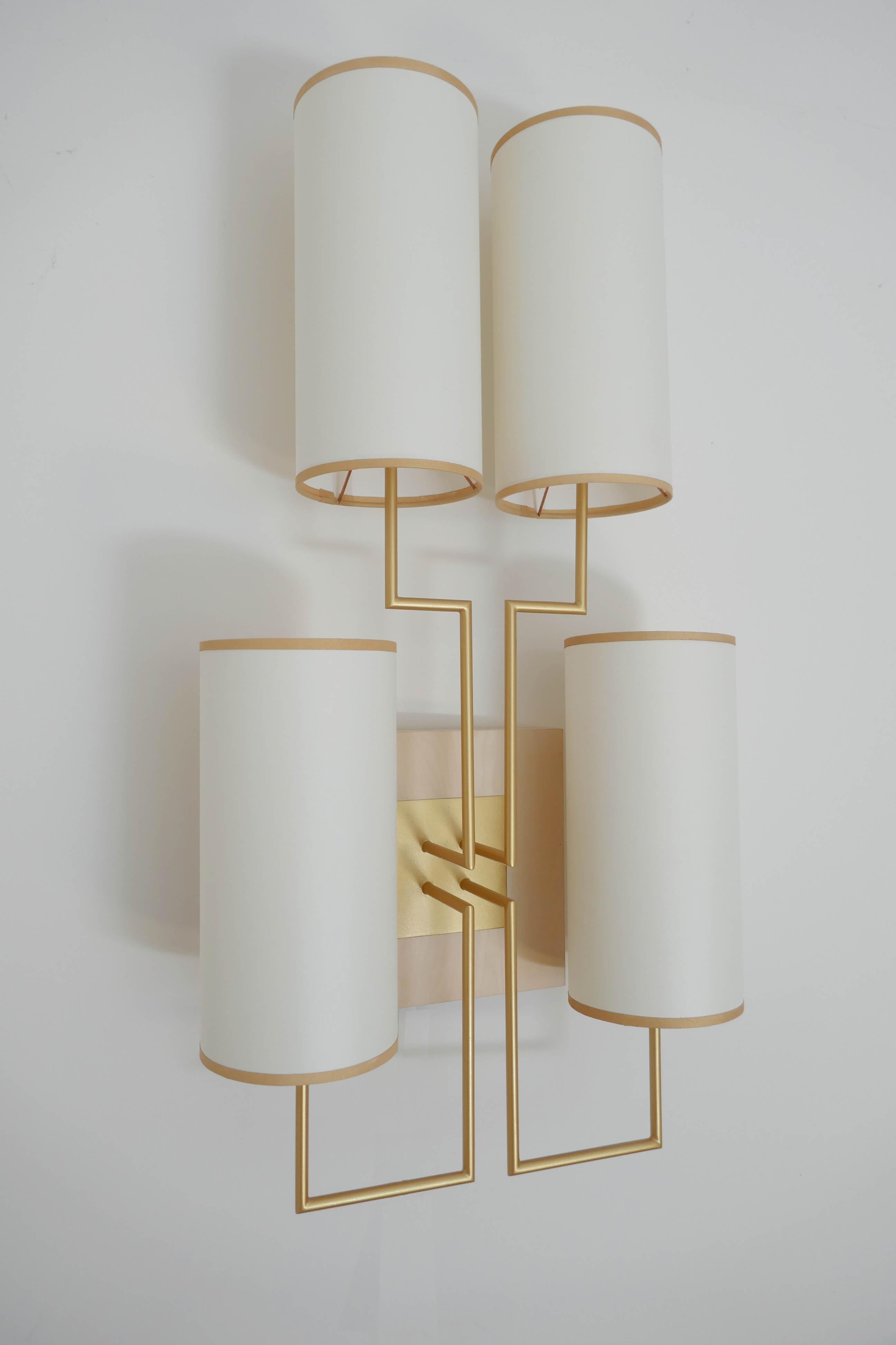 Wandleuchter in Gold mit Patina und weißen Lampenschirmen, Paar (Moderne) im Angebot