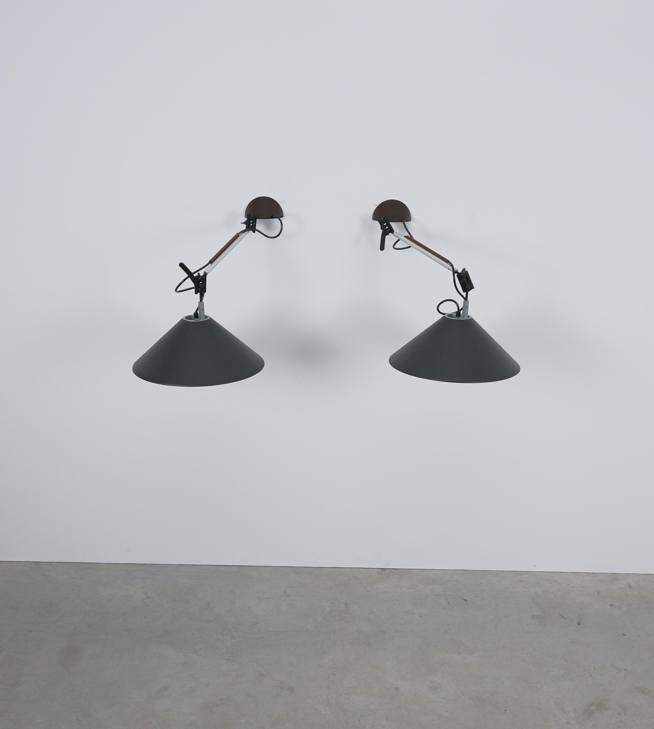Paar Wandlampen Aggregato von Enzo Mari Schwarze Schirme Aluminium, um 1970 im Zustand „Gut“ im Angebot in Vienna, AT