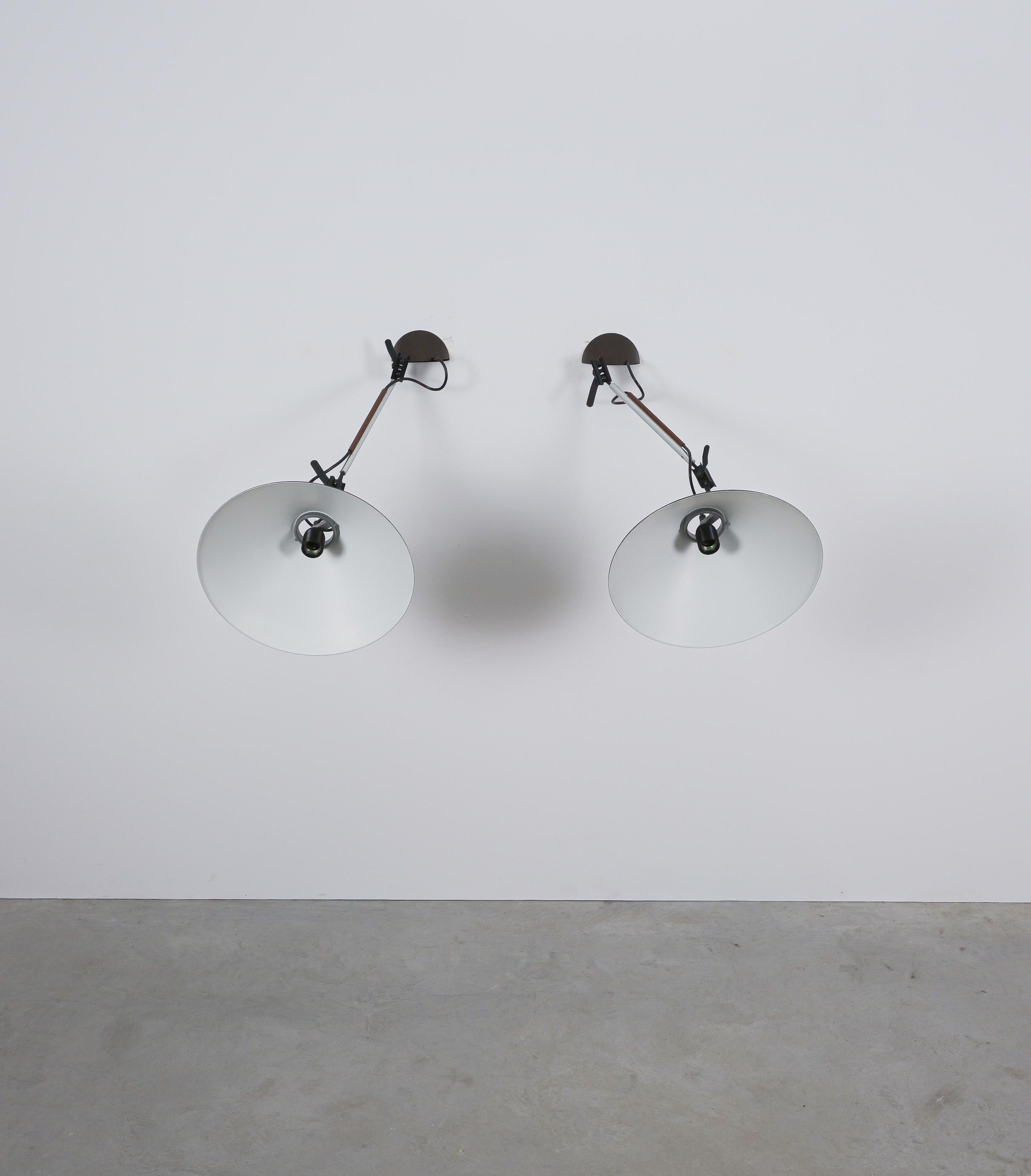 Paar Wandlampen Aggregato von Enzo Mari Schwarze Schirme Aluminium, um 1970 im Angebot 1
