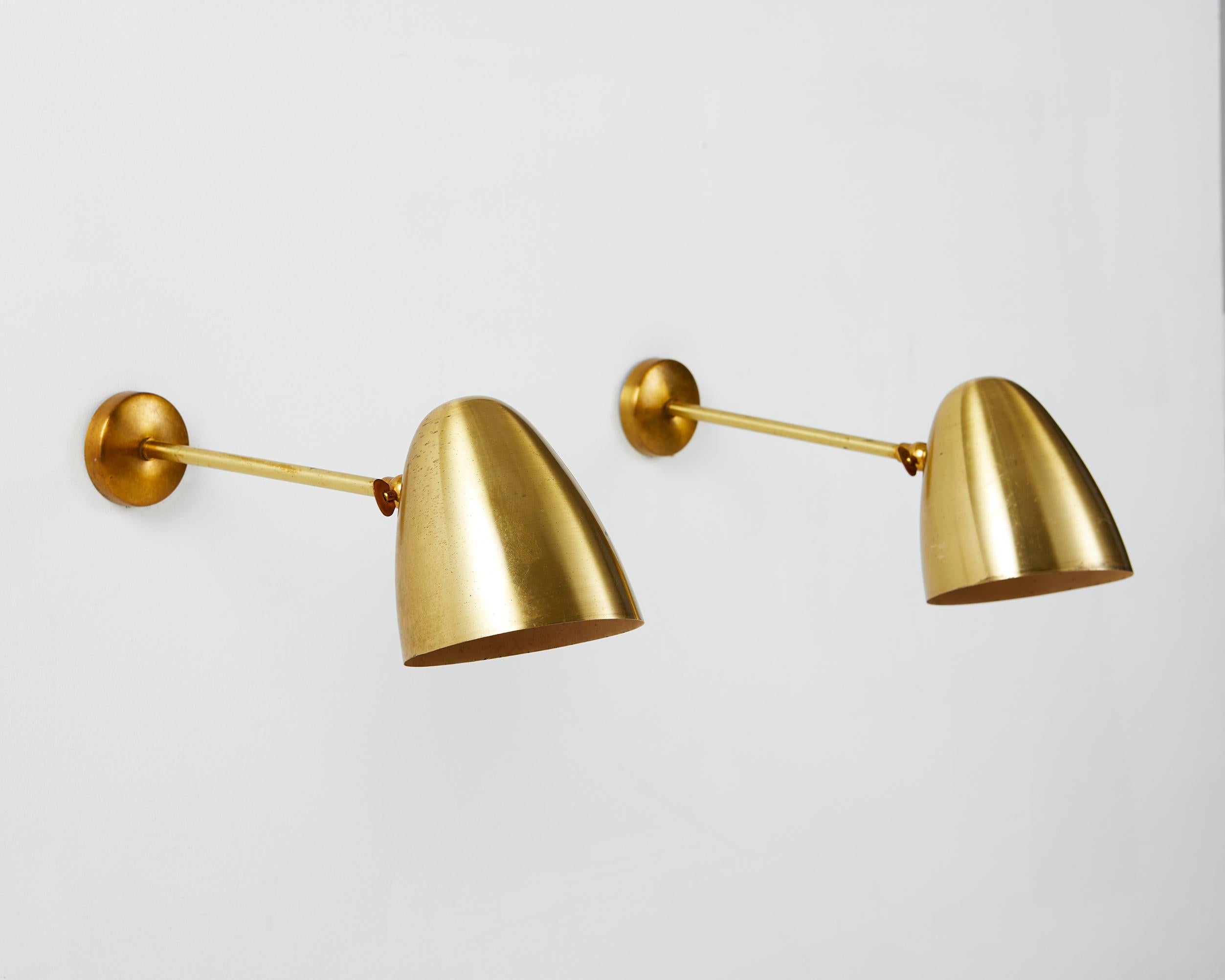 Pair of wall lamps, anonymous,
Denmark, 1950s.

Brass.

The small bullet-shaped lampshades of these smart brass lamps are exceptional examples of Danish lighting design. Their patina is stunning, and this pair is particularly elegant with thin stems