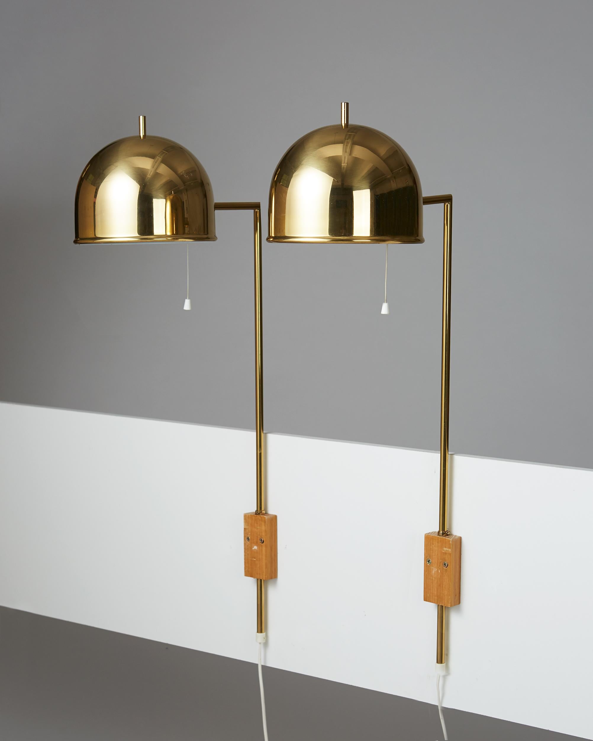 Pair of wall lamps, anonymous, for Bergboms, 
Sweden, 1970s.

Brass and wood.

Measures: H 80 cm/ 2' 7 7/8