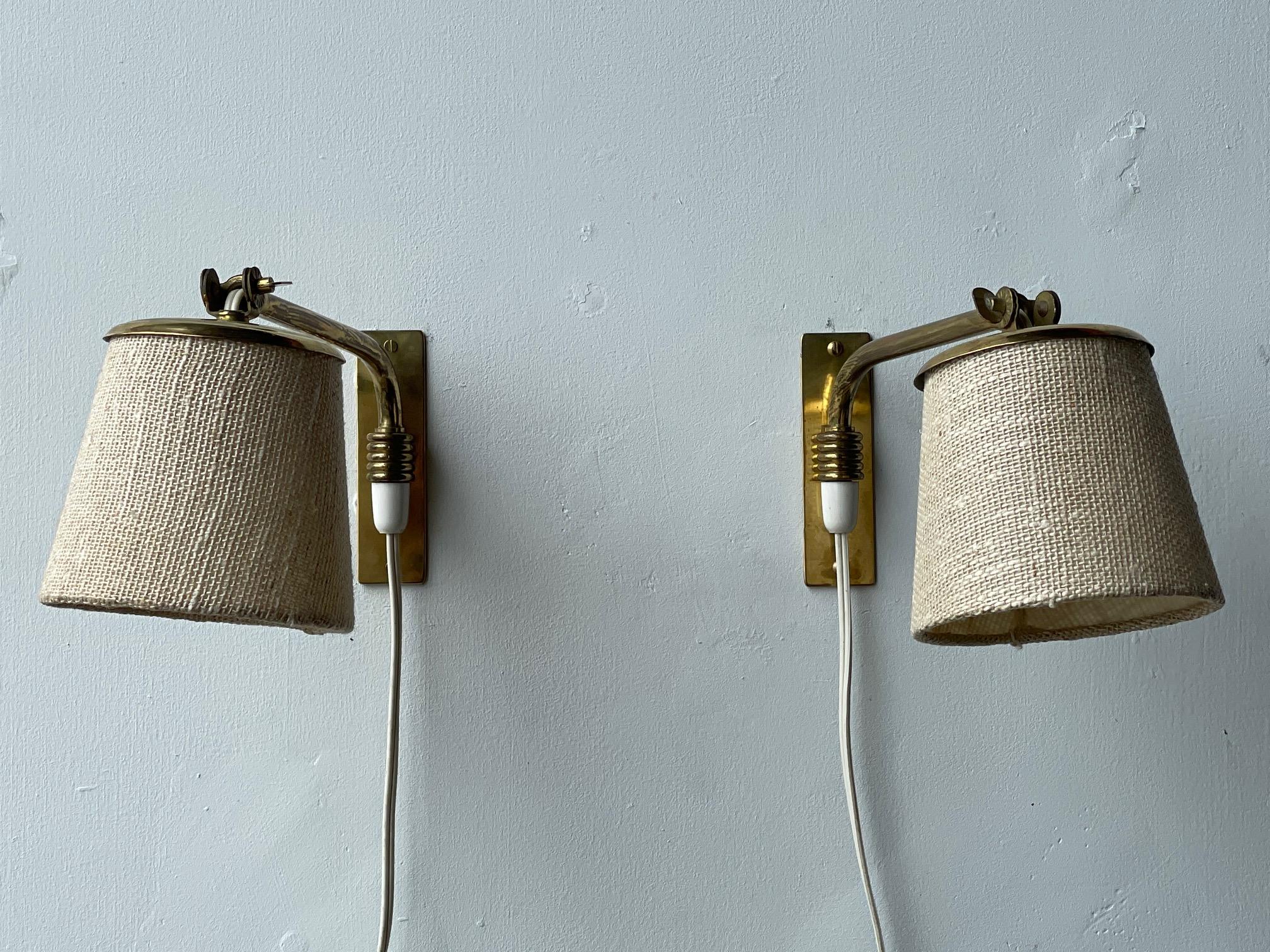 Ein Paar charmante Wandleuchten aus Messing von Itsu, Finnland, ca. 1950. Kleine Skala, Wandschalter, umverdrahtet für USA, kann als Uplight oder Downlight verwendet werden, schwenkbar. Schöne originale Patina und schöne Details, die für das