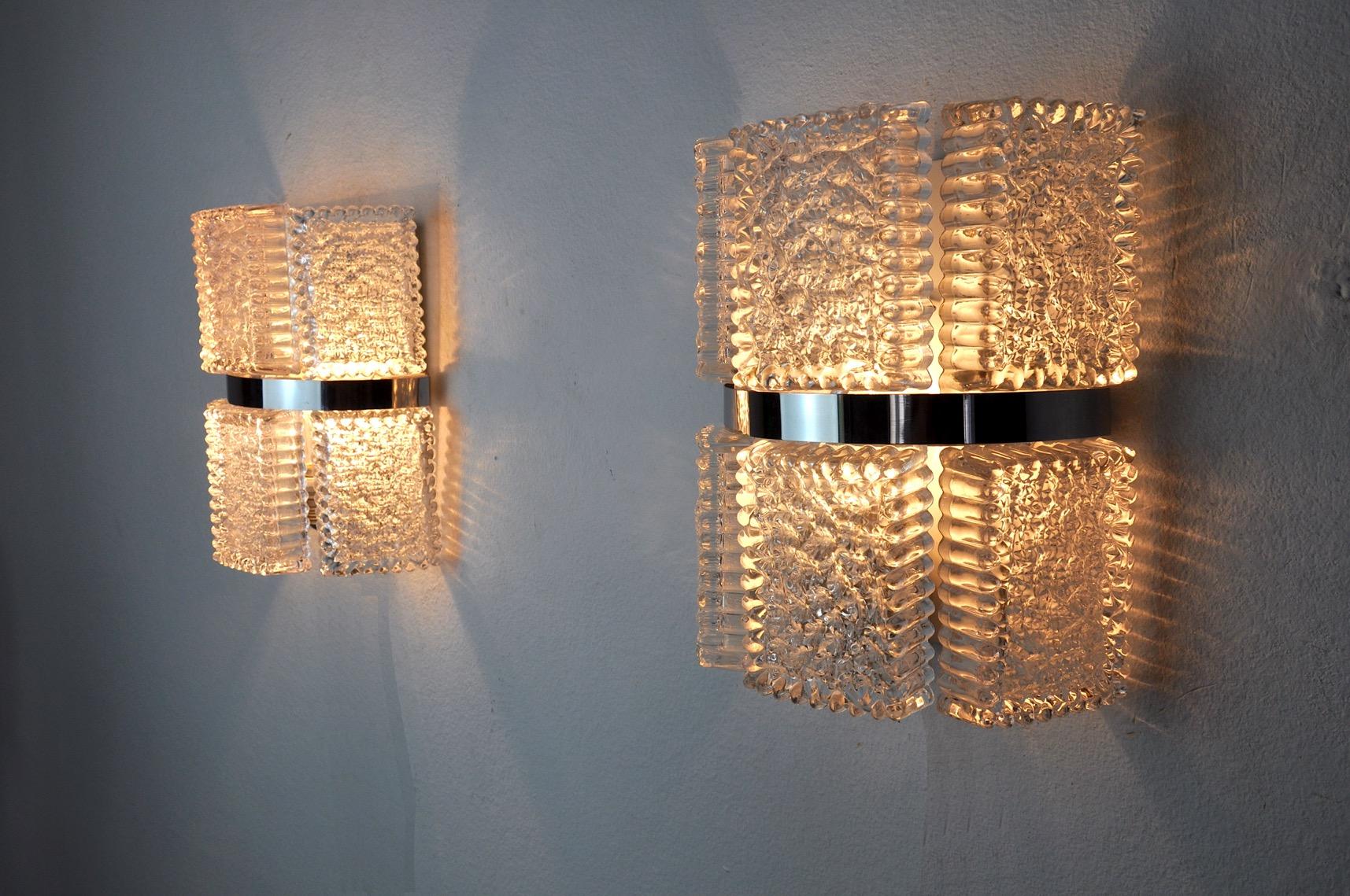Sehr schönes Paar Kaiser Leuchten Wandlampen, entworfen und hergestellt in Deutschland in den 1960er Jahren.
Struktur aus mattiertem Glas und weißem Metall.
Einzigartiges Objekt, das wunderbar leuchtet und Ihrer Einrichtung einen echten Design-Touch