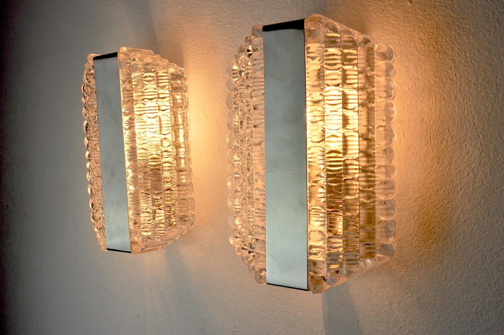 Sehr schönes Paar Kaiser Leuchten Wandlampen, entworfen und hergestellt in Deutschland in den 1960er Jahren.
Struktur aus mattiertem Glas und weißem Metall.
Einzigartiges Objekt, das wunderbar leuchtet und Ihrer Einrichtung einen echten Design-Touch