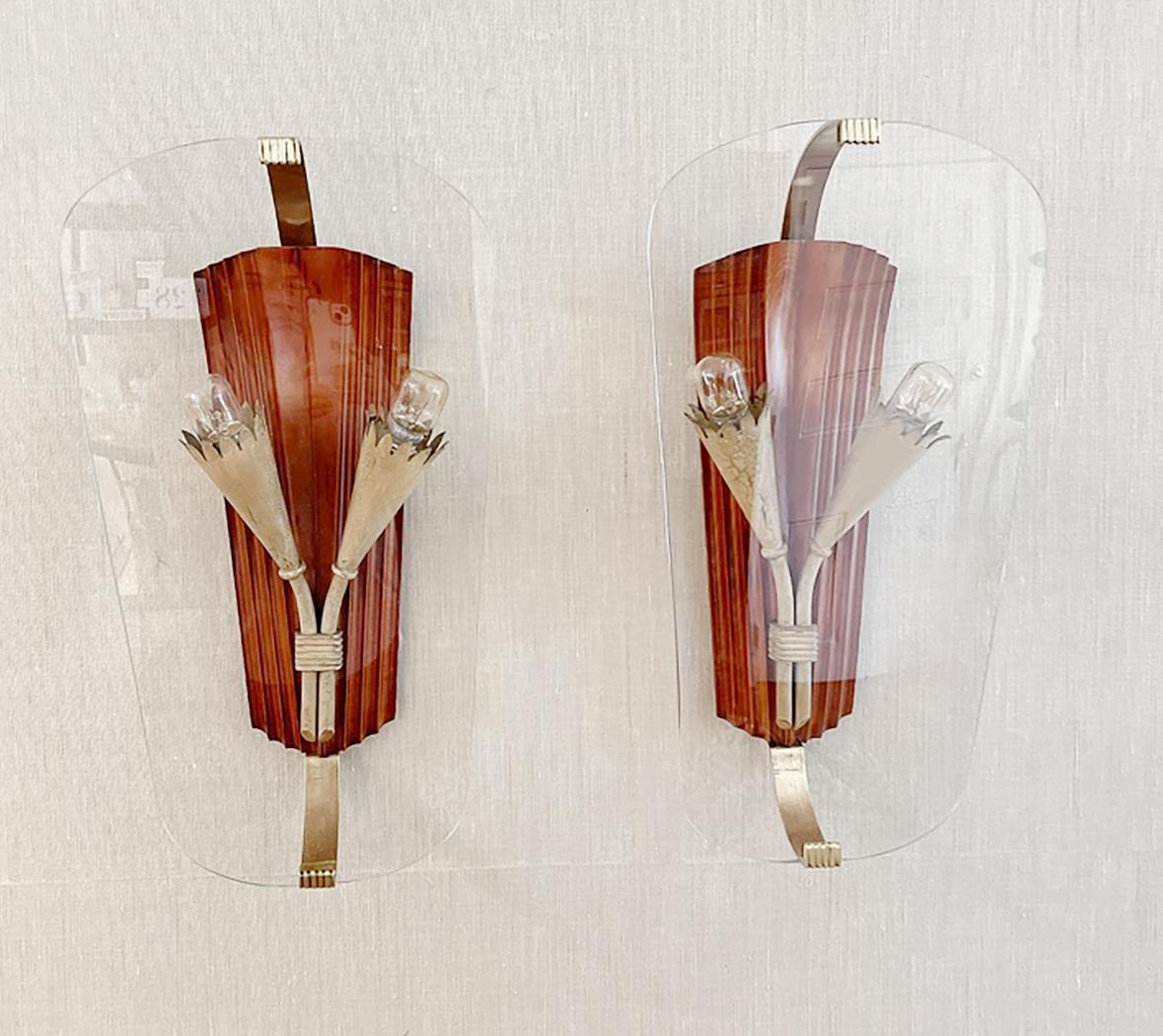 Pair of wall lamps. Wood, painted metal, bent and ground glass. Produced by Pietro Chiesa in Italy 1950s. Manufacturer's label.