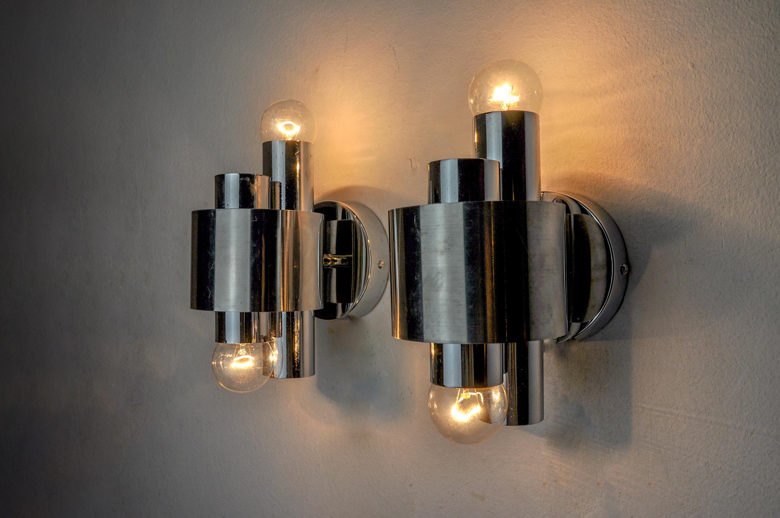 Very beautiful pair of tubular wall lamps from the house Sciolari designated and produced in italy in the 1970s. Wall lamps composed of a chrome-plated tubular geometric structure. Beautiful patina and marks of time in accordance with the age of the