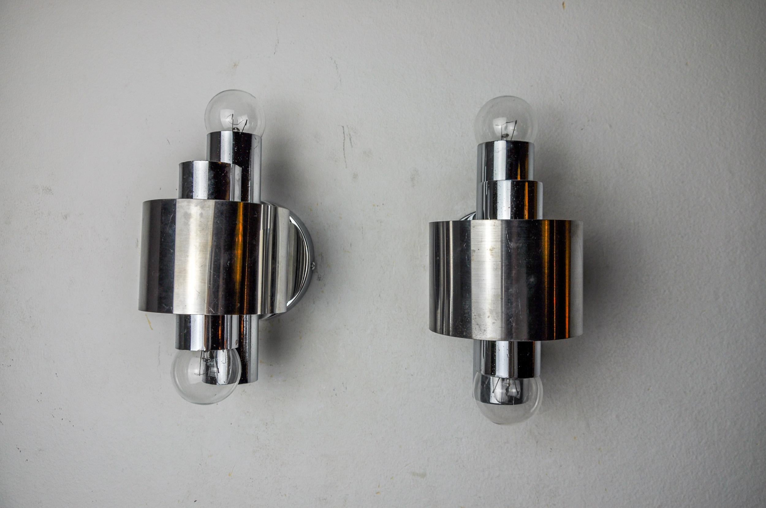 Hollywood Regency Pair of wall lamps by Sciolari, chromed metal, Italy, 1970 For Sale