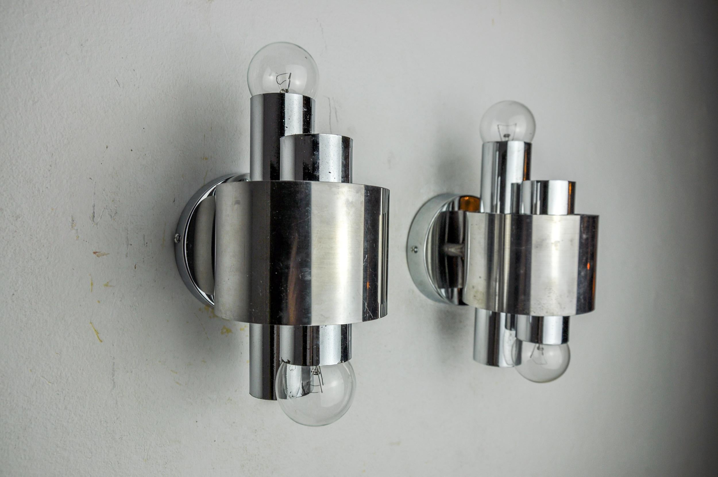 Italian Pair of wall lamps by Sciolari, chromed metal, Italy, 1970 For Sale