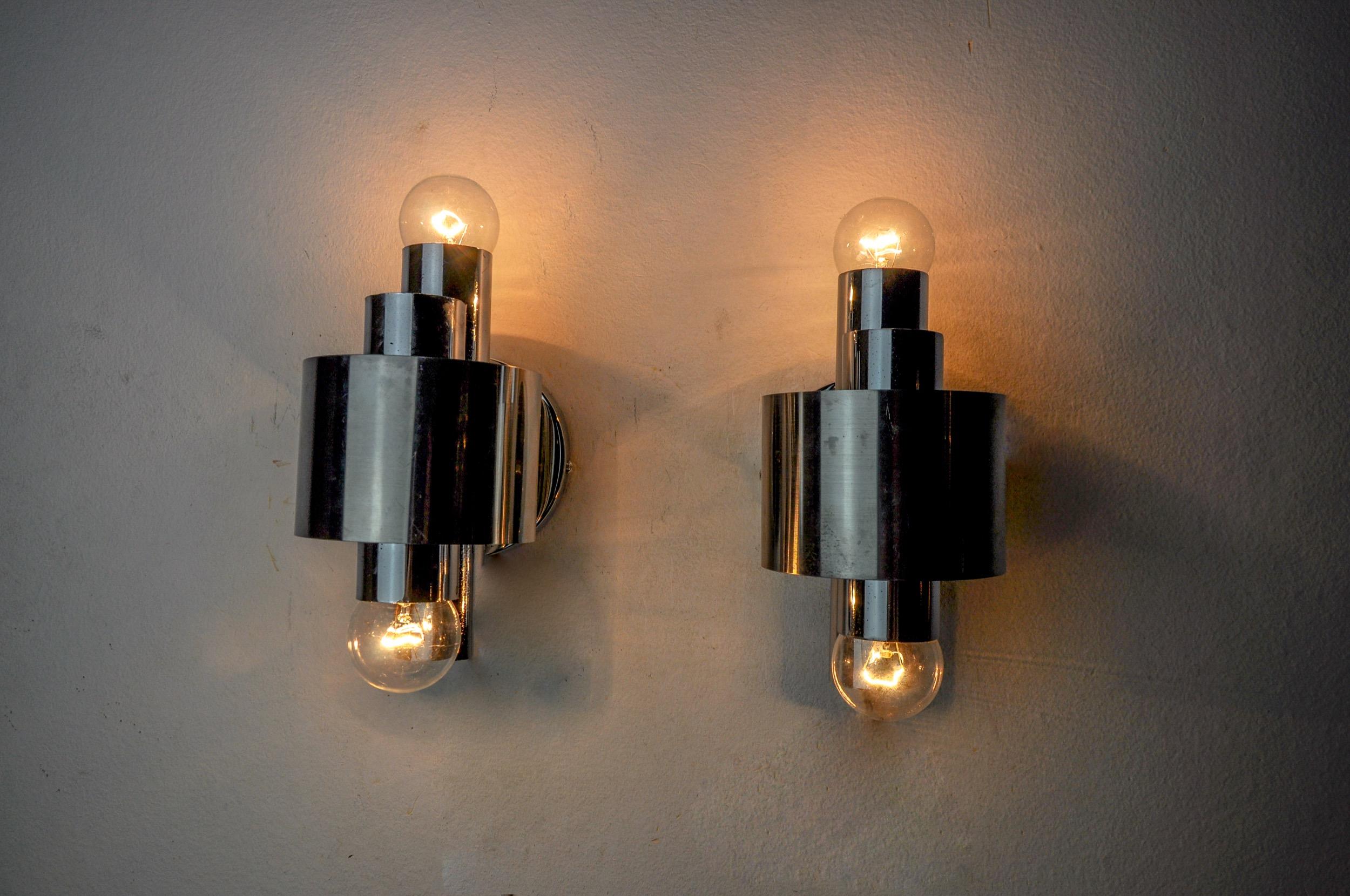 Metal Pair of wall lamps by Sciolari, chromed metal, Italy, 1970 For Sale