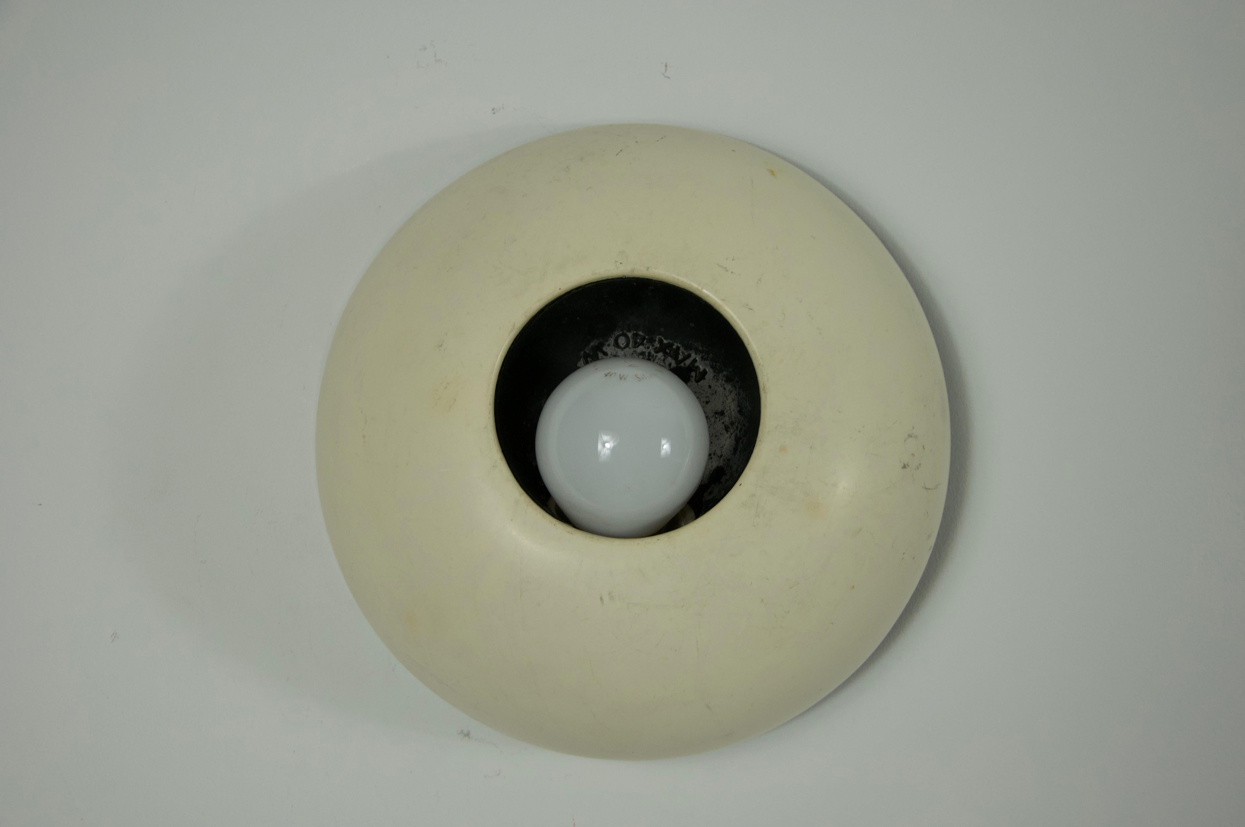 Paire d'appliques par Vico Magistretti pour Oluce, Italie, années 1970 Bon état - En vente à Hagenbach, DE