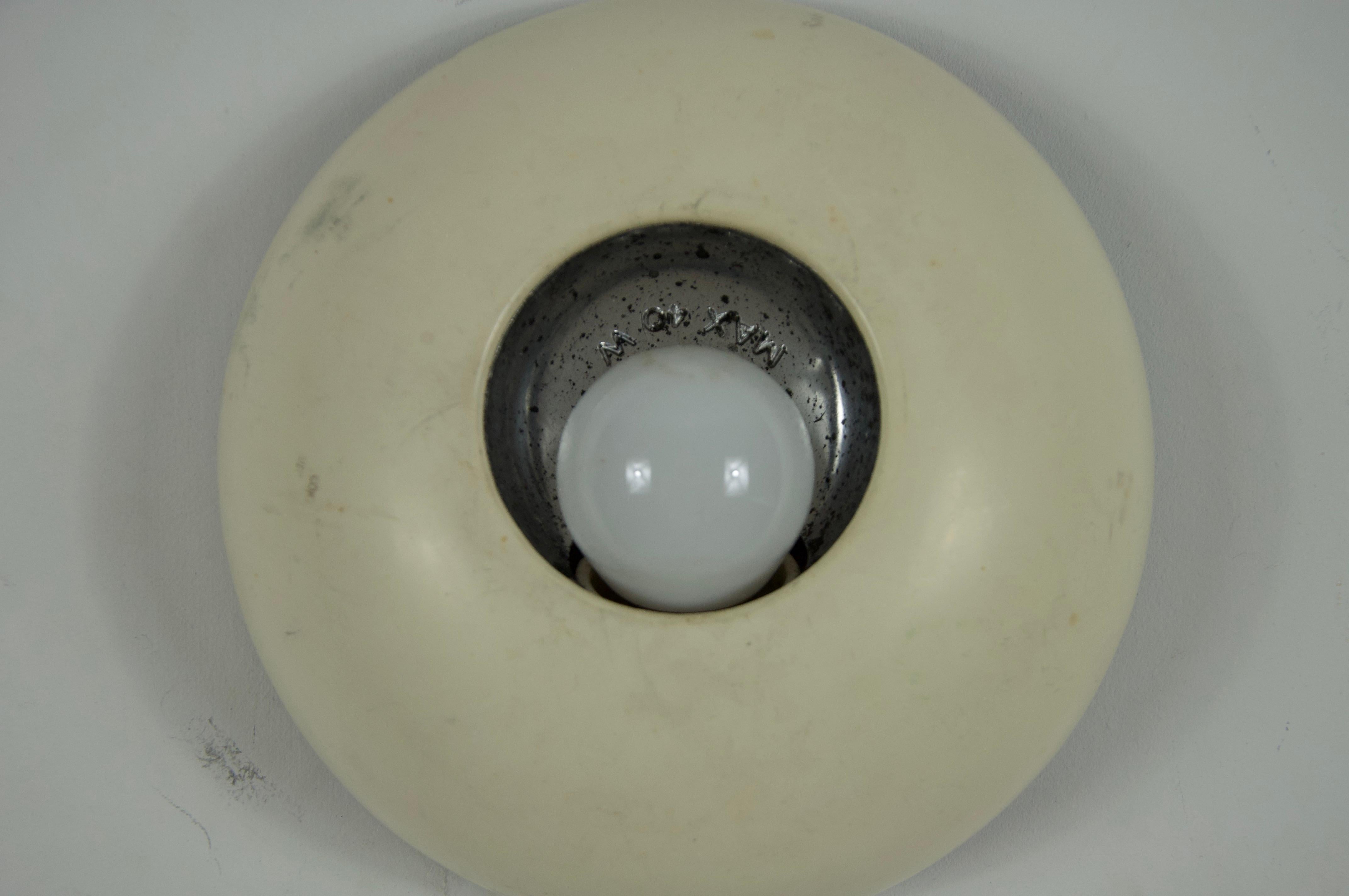Fin du 20e siècle Paire d'appliques par Vico Magistretti pour Oluce, Italie, années 1970 en vente