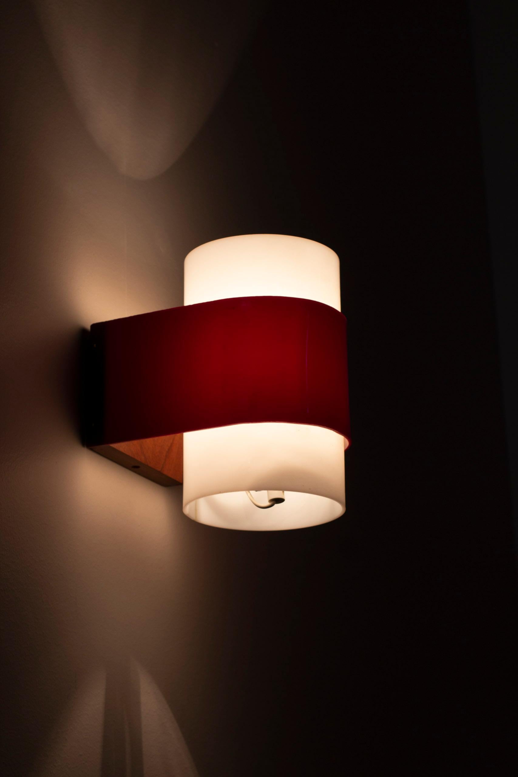 Metà XX secolo Coppia di lampade da parete di Yki Nummi. Prodotto in Finlandia da Orno, anni '50-'60. in vendita