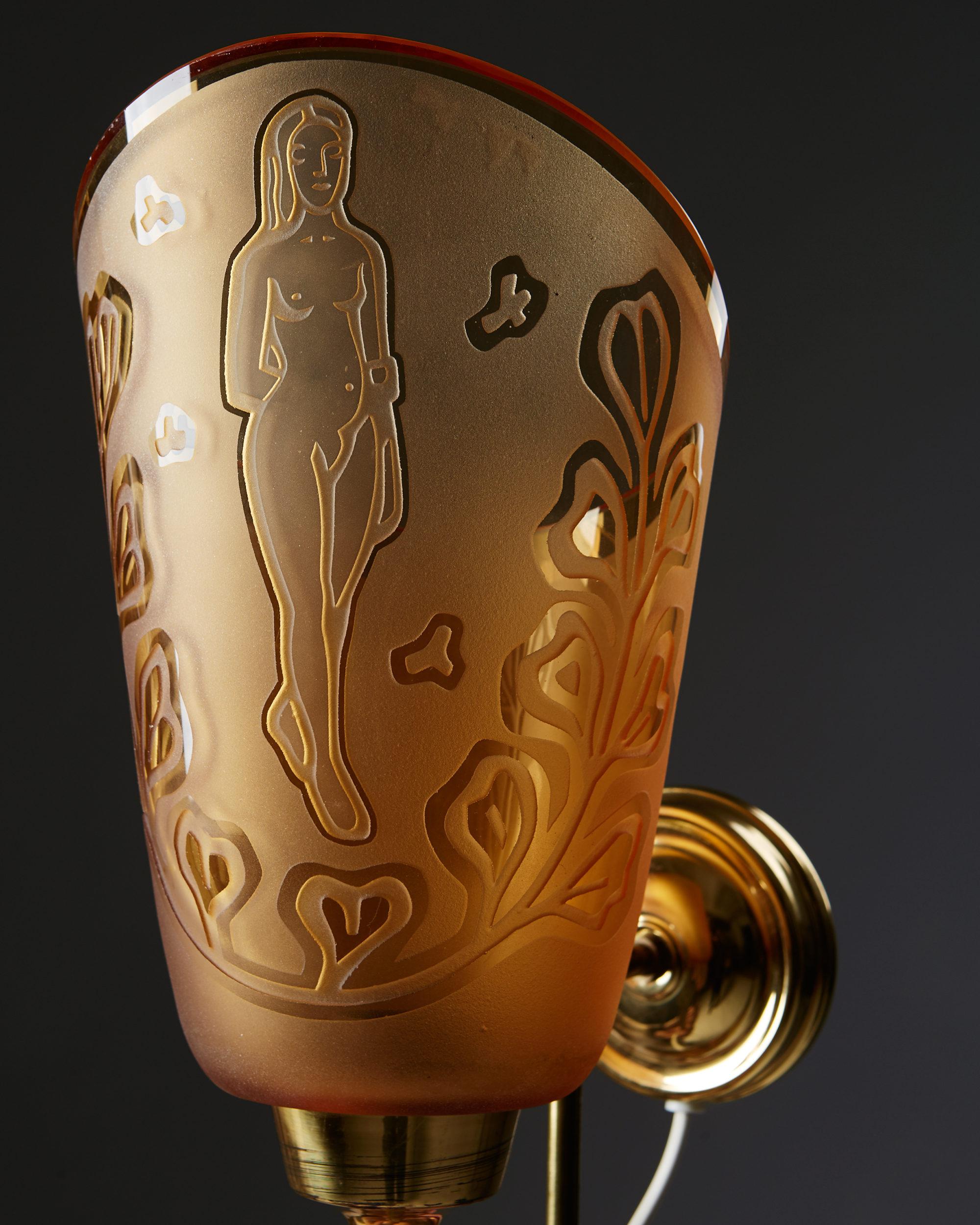 Engraved glass and brass.

Measures: H 41 cm/ 16