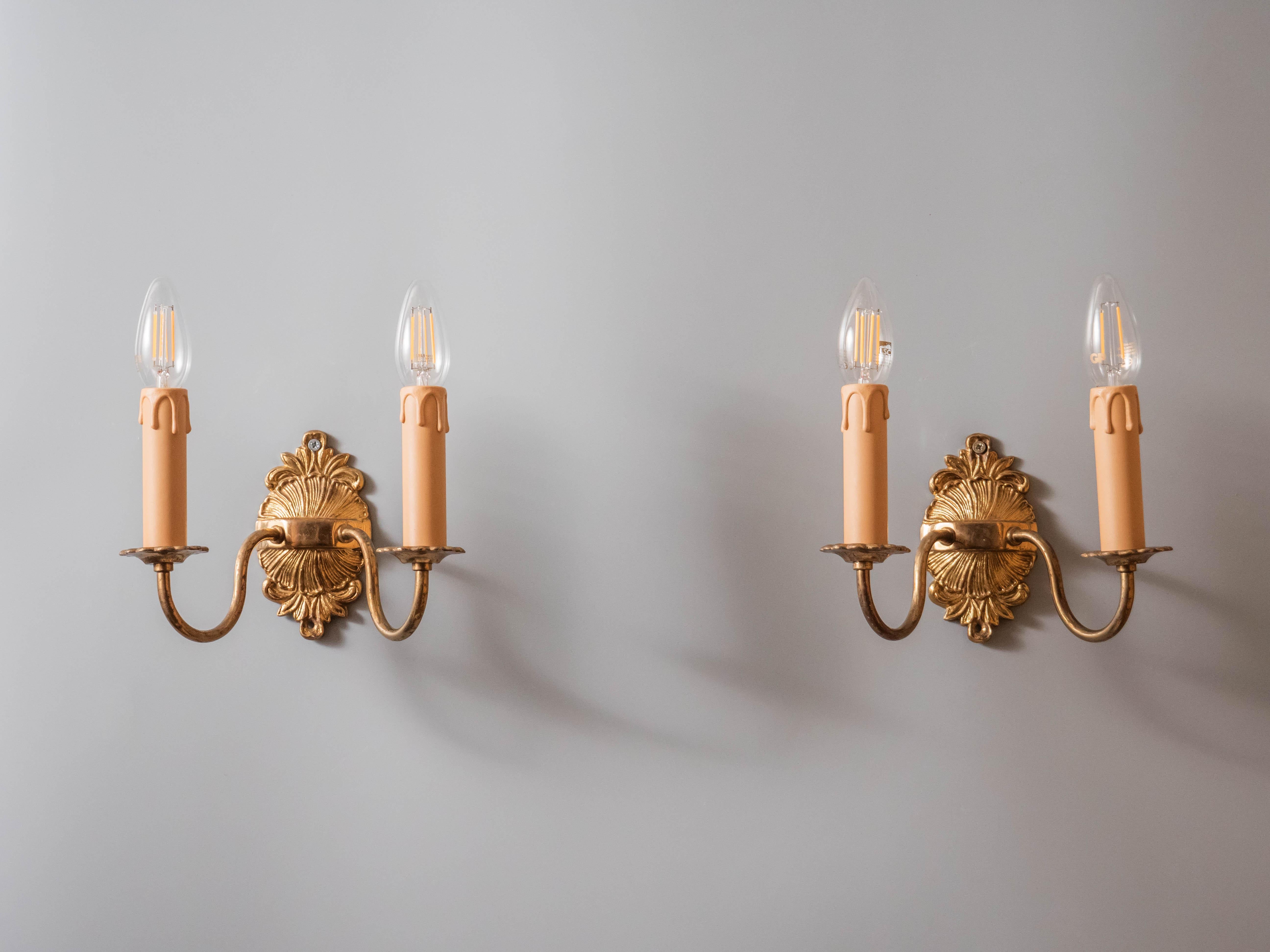 Pair of wall lamps, height 22 cm

Quality polished brass wall lamps - heavy. Electrical wiring in copper + new internal parts and new pods (caps under the bulb). The lamps are fully functional - ready for use. Each lamp is for two bulbs with a