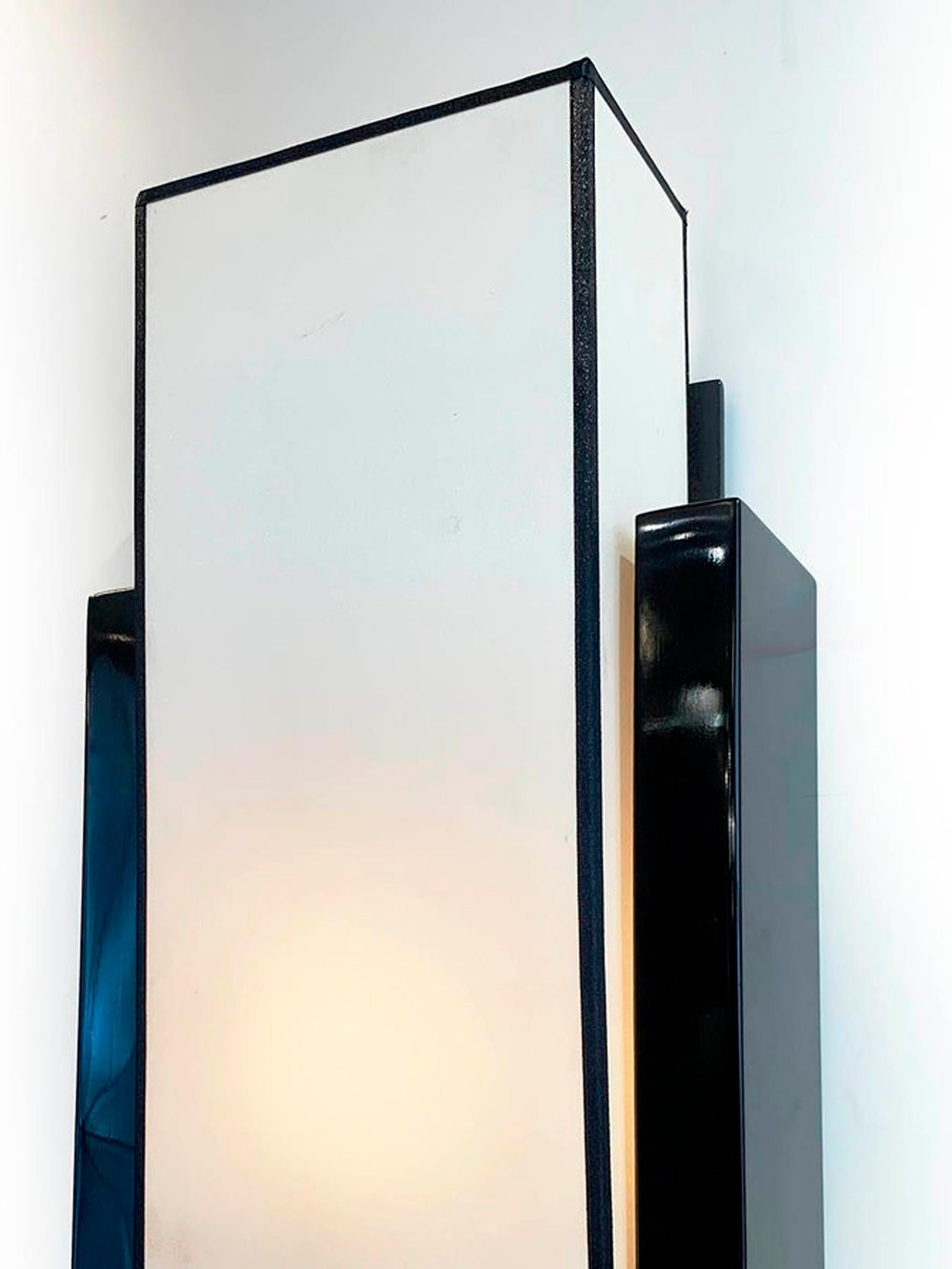 Bois Paire de lampes murales en bois laqué noir, vers 1970 en vente