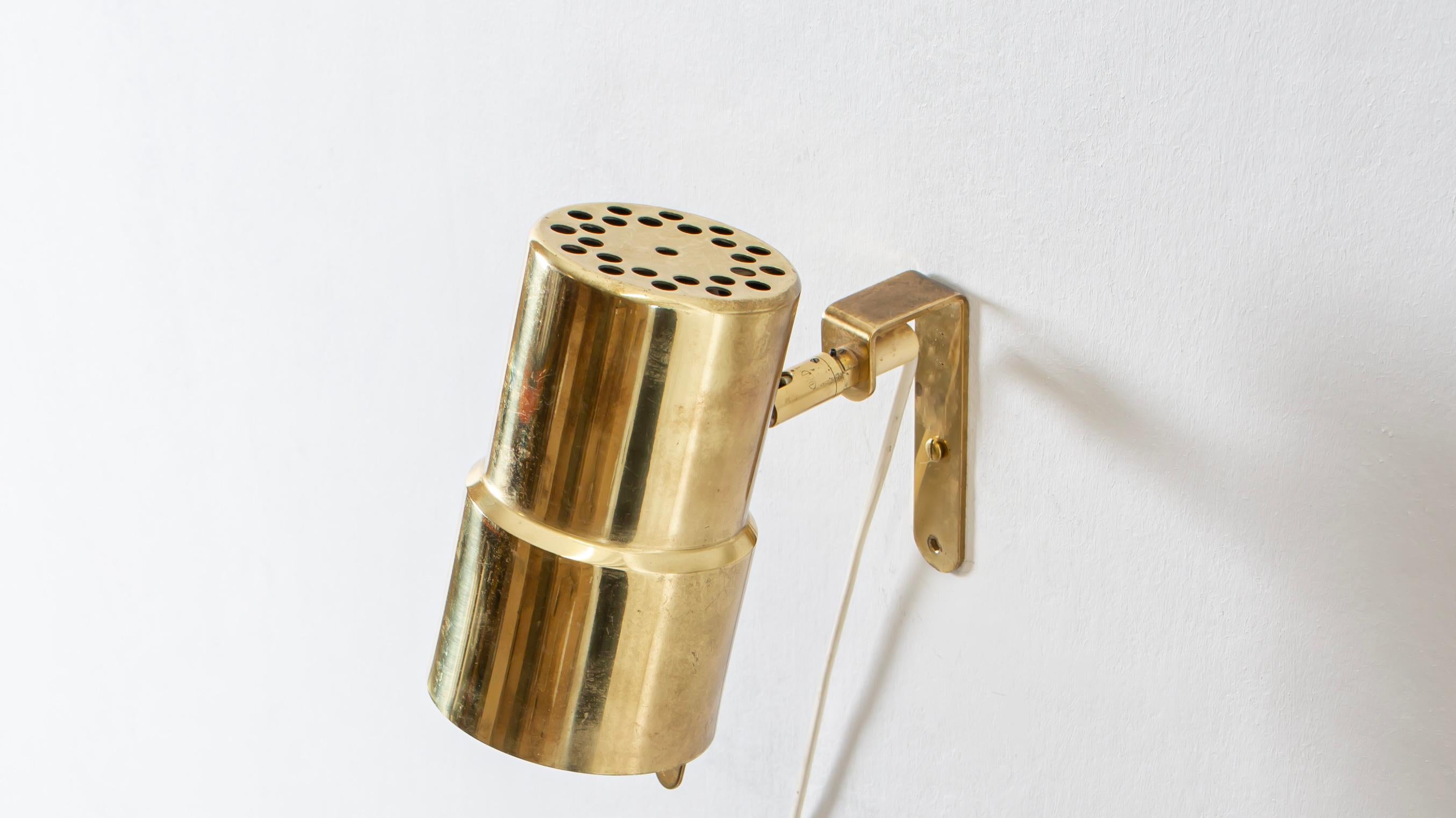 Swedish Pair of Wall Lamps in brass Model V-324 by Hans-Agne Jakobsson, Sweden, 1960s For Sale
