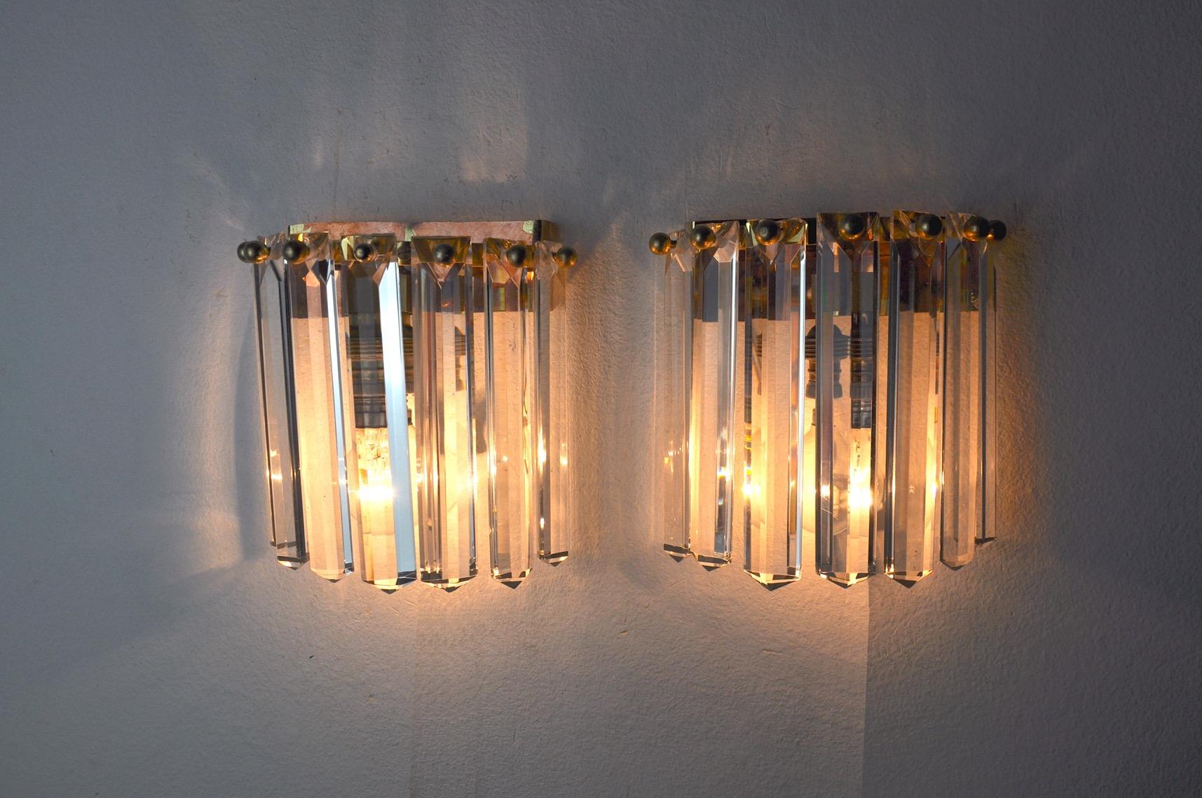 Beautiful pair of kinkeldey wall lamps designed and produced in germany in the 1970s.

Beautiful design object that will illuminate your interior perfectly.

Verified electricity, metal base cut in a non-linear way, not appreciable, time marks