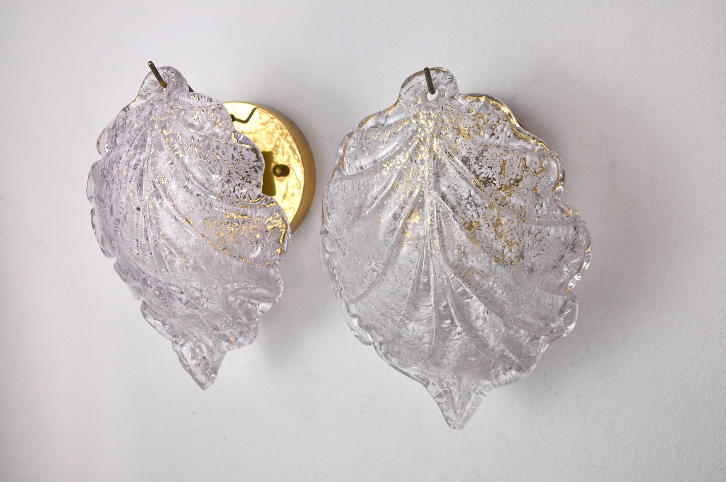 Hollywood Regency Pair of Wall Lamps Leaf by Murano Mazzega in Frosted Glass Italy 1970 For Sale
