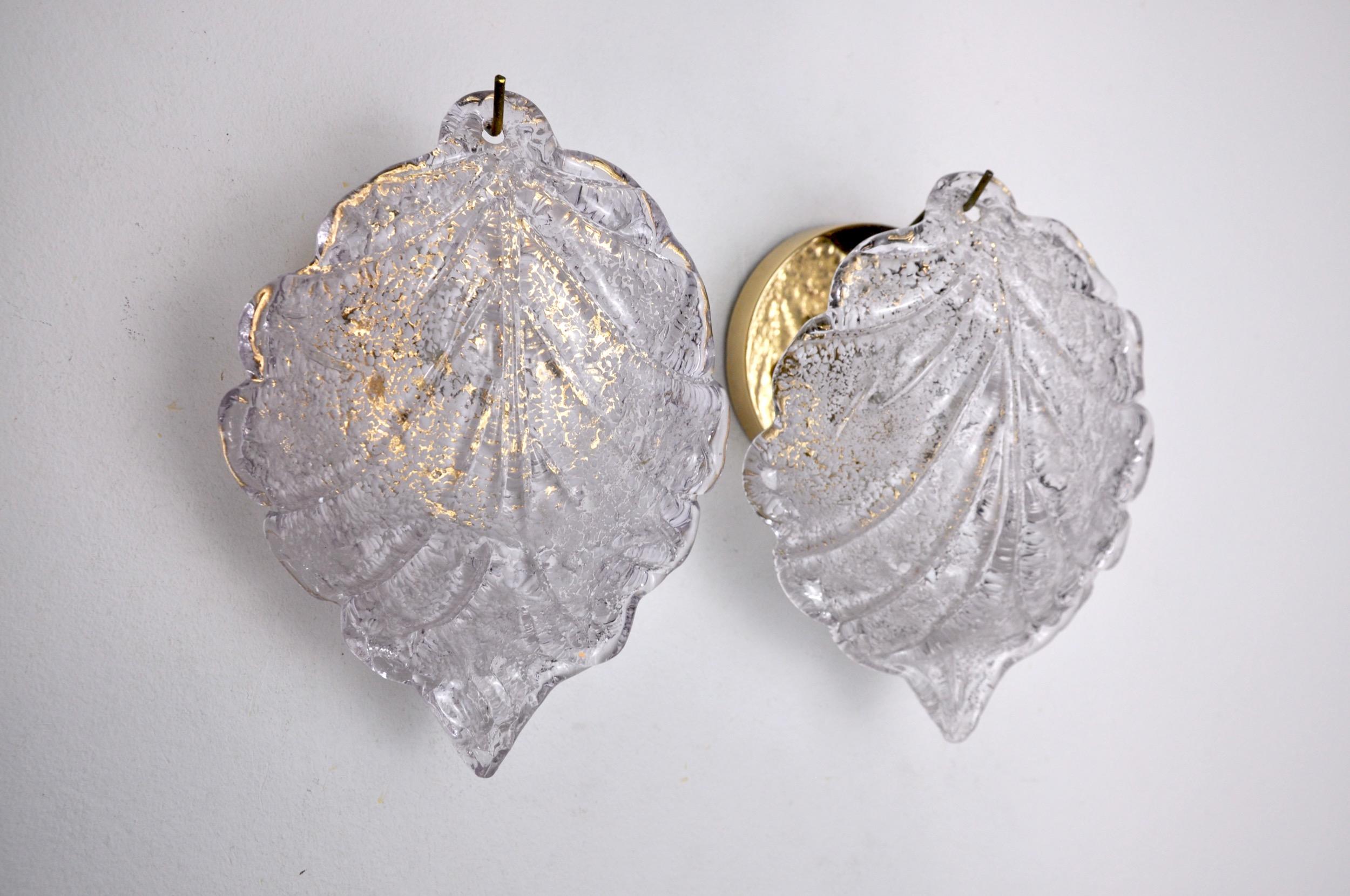 Pair of Wall Lamps Leaf by Murano Mazzega in Frosted Glass Italy 1970 In Good Condition For Sale In BARCELONA, ES