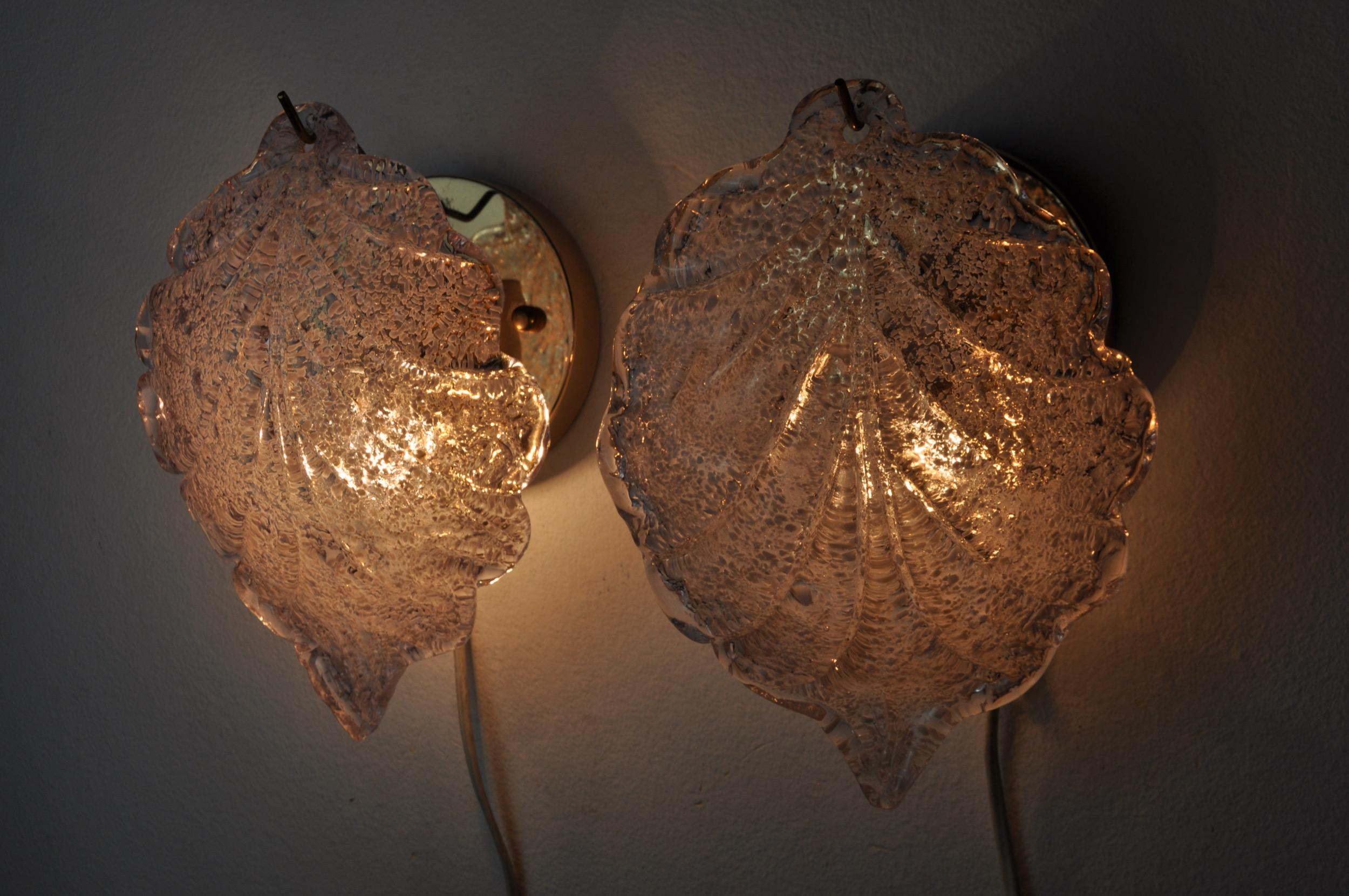 Pair of Wall Lamps Leaf by Murano Mazzega in Frosted Glass Italy 1970 For Sale 1