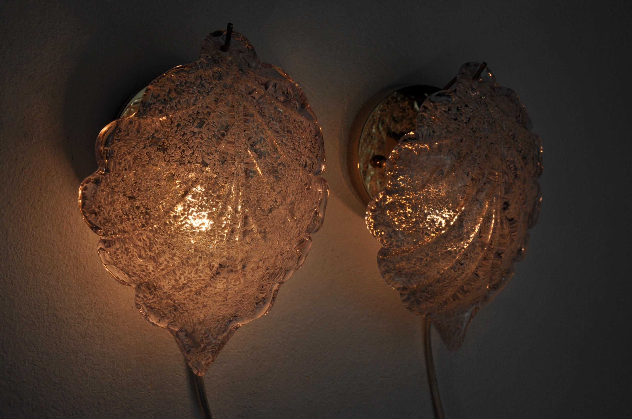 Pair of Wall Lamps Leaf by Murano Mazzega in Frosted Glass Italy 1970 For Sale 2