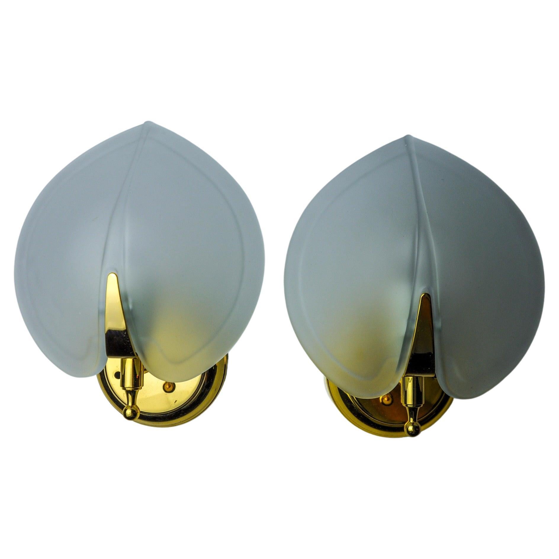 Pair of wall lamps "Leaf" in opaque glass, murano, Italy 1980