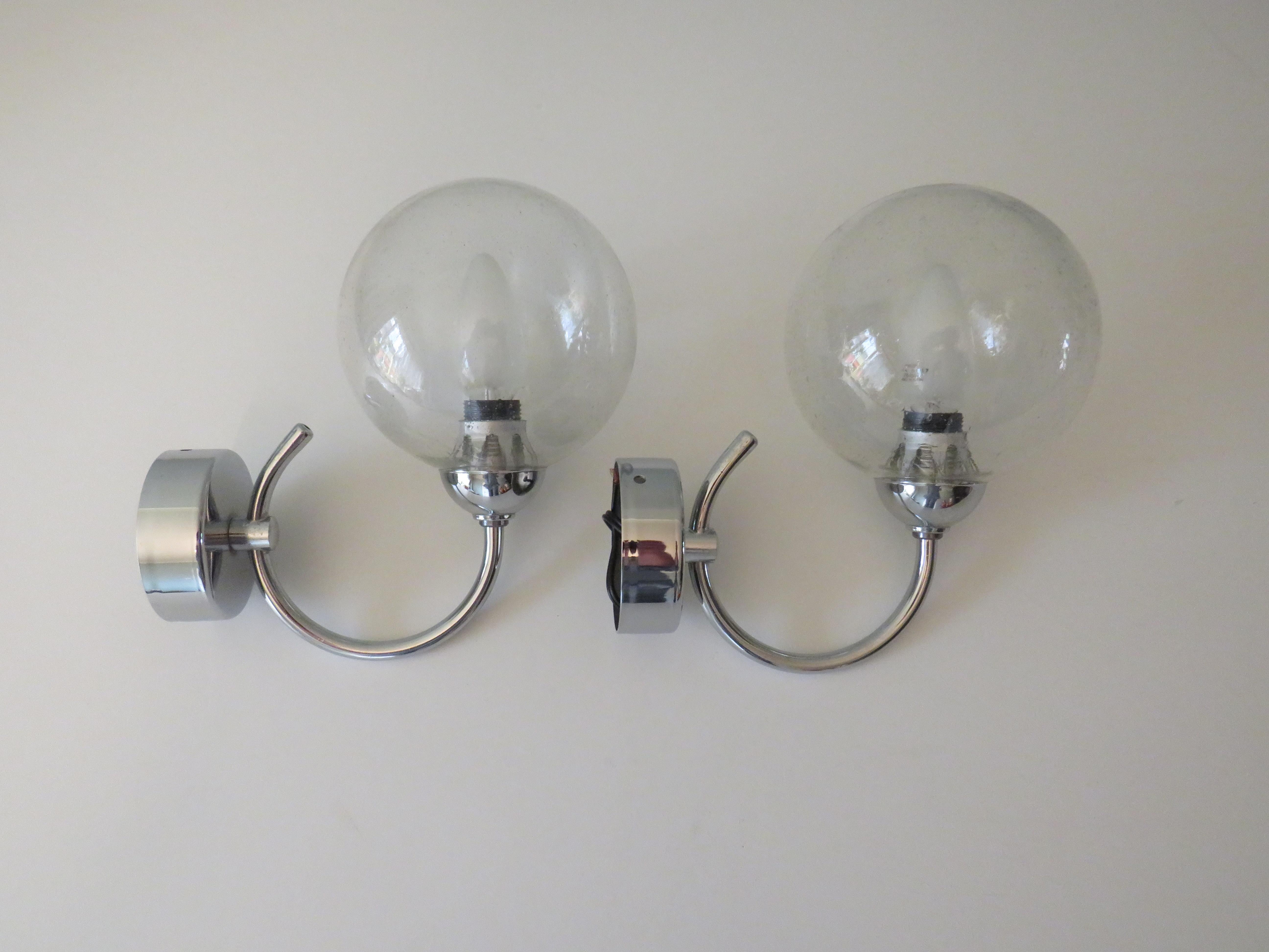 The lights have a chrome frame and a glass sphere with air bubbles.
They are both equipped with 1 E 14 fitting and a suspension eye in the fixture.
H 24 cm, W 13 and D 21 cm
They are both in good and working condition.
Price is for the set.