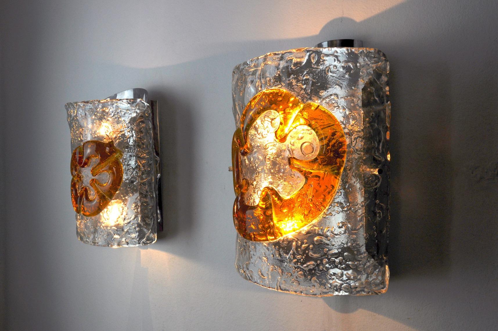 Very nice pair of two-tone mazzega murano wall lamps produced in Italy in the 60s.

Crystals in orange murano glass and chrome metal structure.

Unique object that will illuminate perfectly and bring a real design touch to your