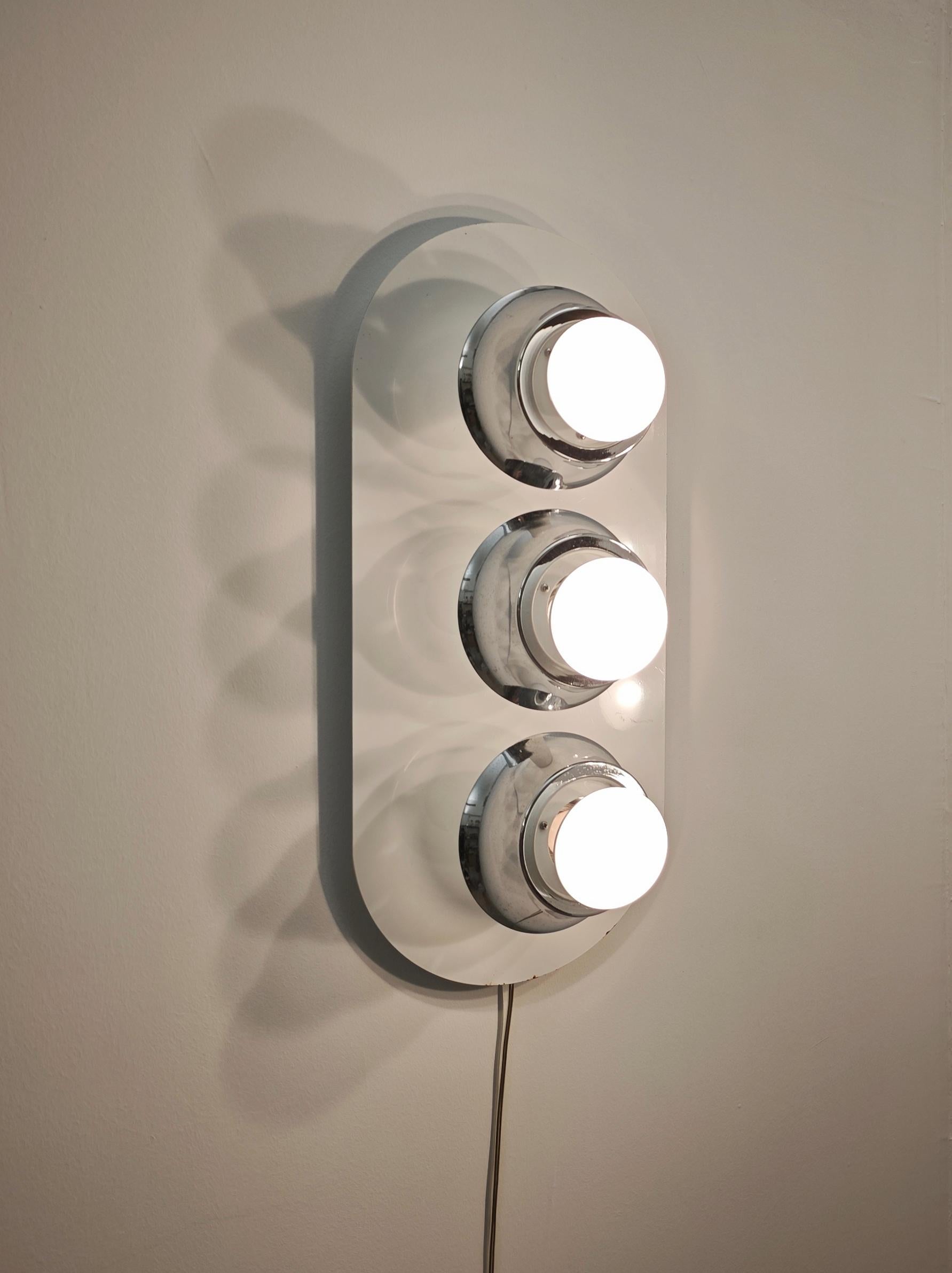 Émaillé Paire d'appliques en métal émaillé et aluminium Esperia Italie 70s Mid-Century en vente