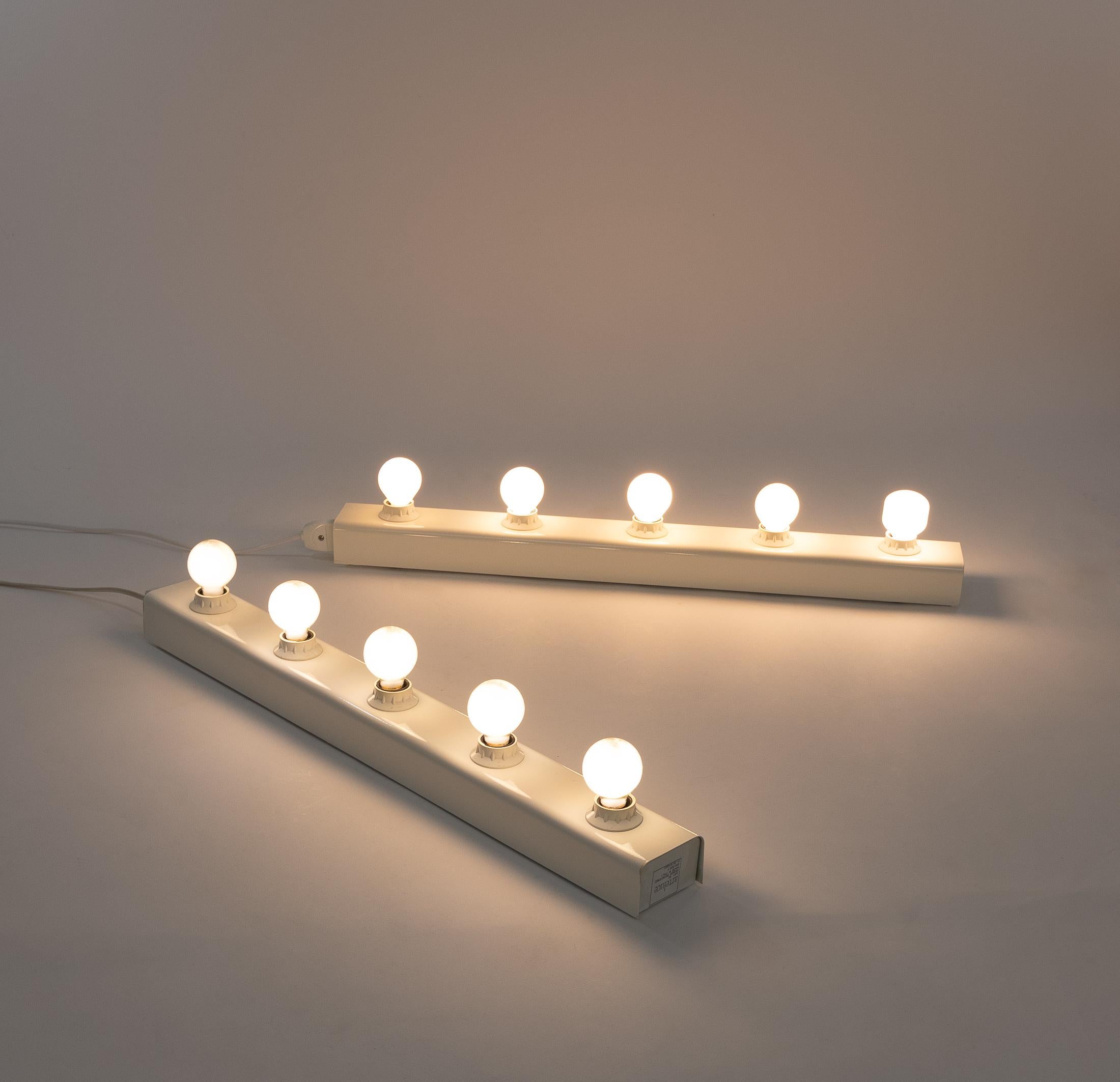 Dos apliques lacados en blanco hueso Modelo 50 de Gino Sarfatti para el fabricante italiano de iluminación Arteluce.

Marco Romanelli y Sandra Severi describen este aplique en 