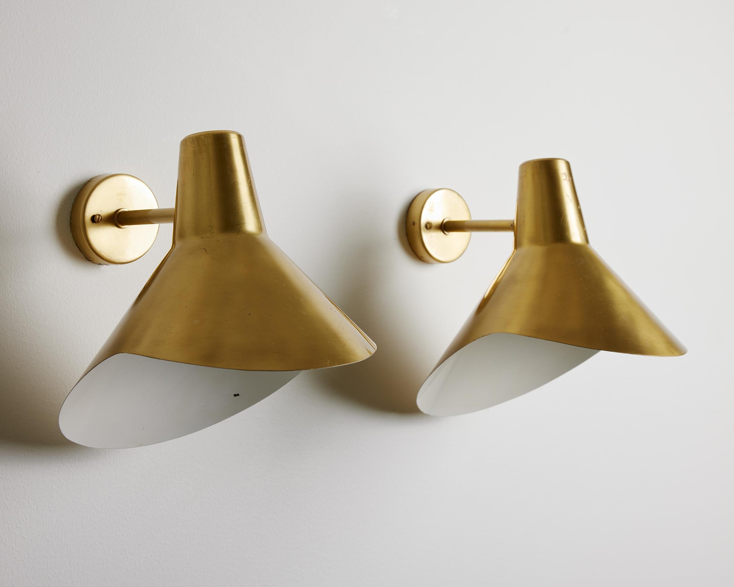 Pair of wall lamps model V319 designed by Hans Bergström for Ateljé Lyktan,
Sweden, 1947.

Brass.

Measurements: 
H: 23 cm
W: 20 cm 
D: 28 cm