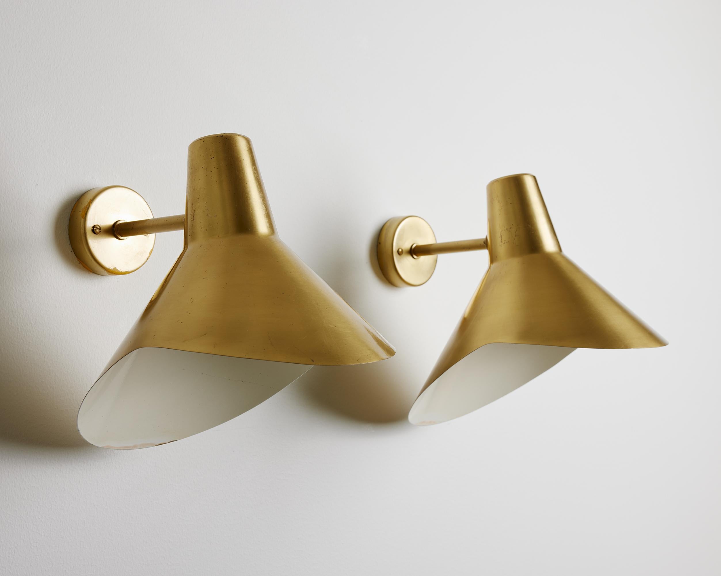 Pair of wall lamps model V319 designed by Hans Bergström for Ateljé Lyktan,
Sweden, 1947.

Brass.

Measurements: 
W: 20 cm / 8''
D: 26 cm / 10 1/4''