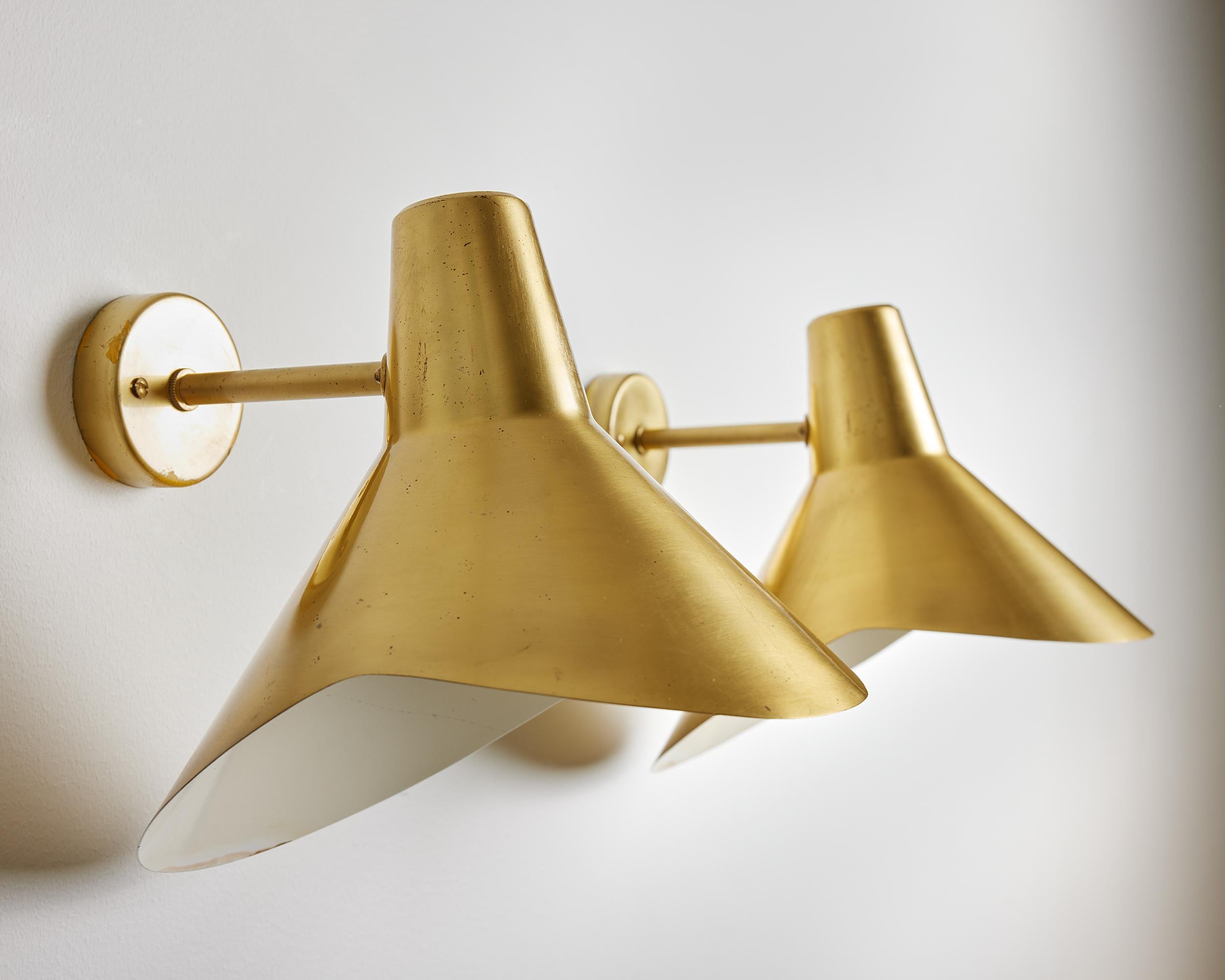 Mid-Century Modern Pair of Brass Wall Lamps Model V319 Designed by Hans Bergström for Ateljé Lyktan For Sale