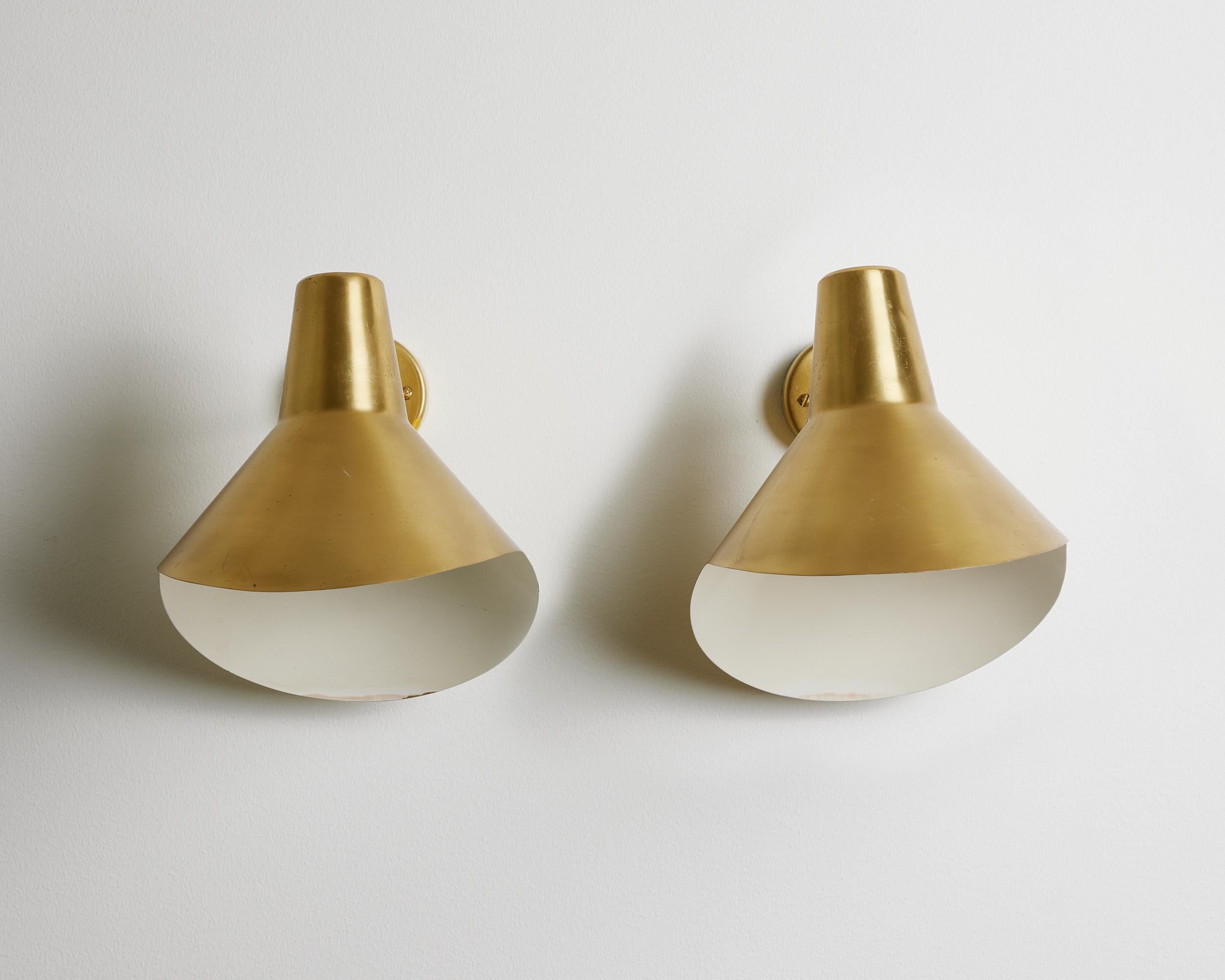 Swedish Pair of Brass Wall Lamps Model V319 Designed by Hans Bergström for Ateljé Lyktan For Sale
