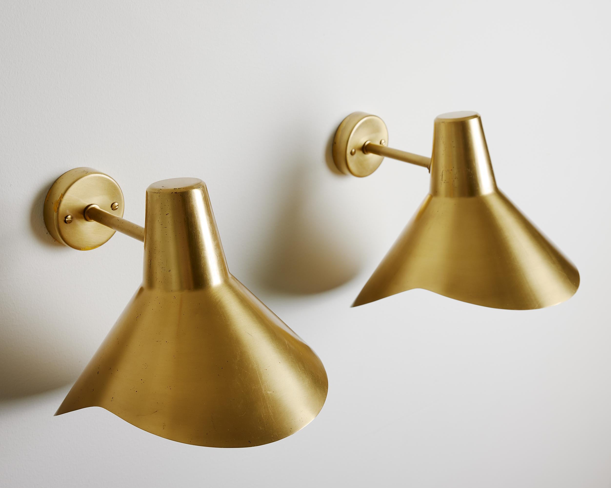 Pair of Brass Wall Lamps Model V319 Designed by Hans Bergström for Ateljé Lyktan In Good Condition For Sale In Stockholm, SE
