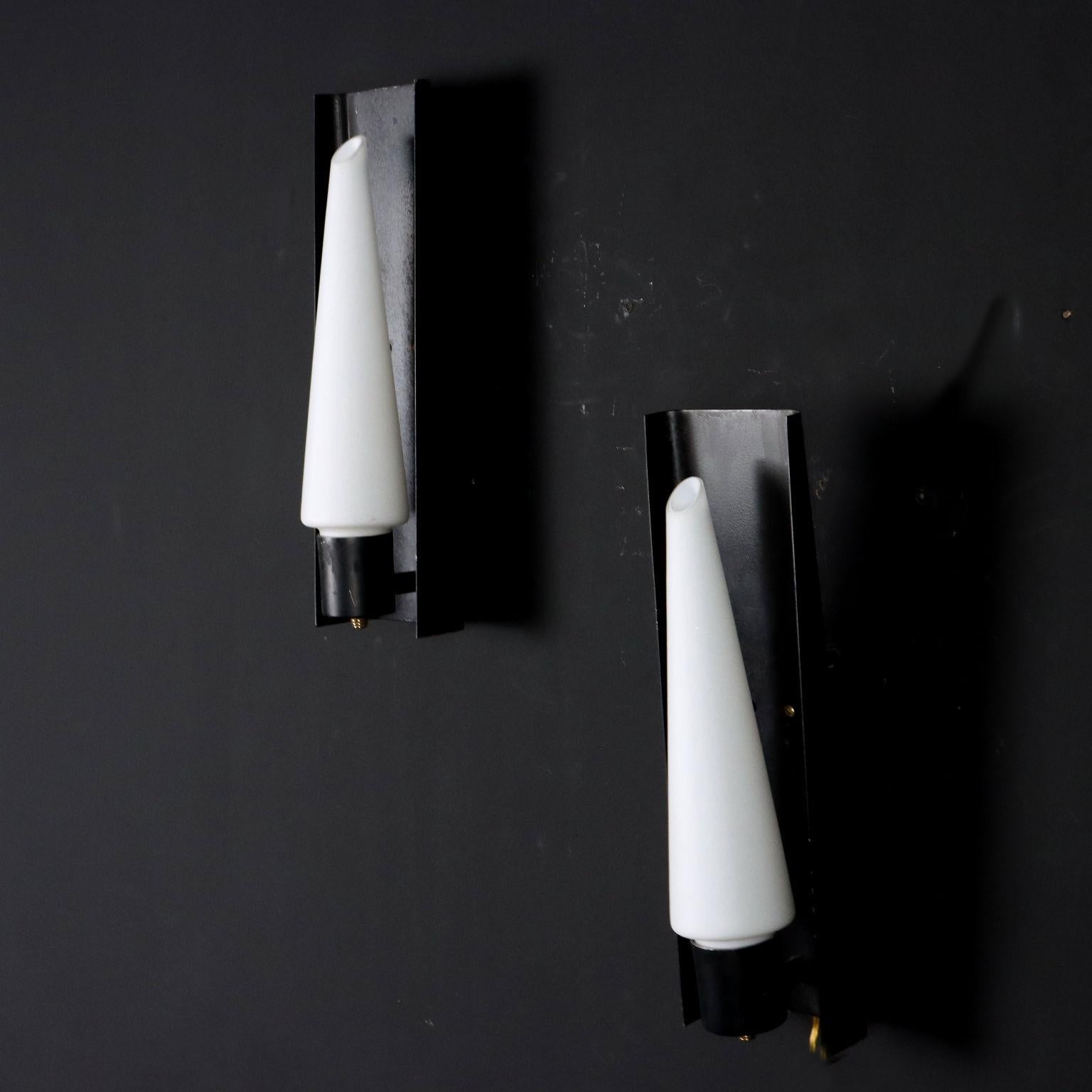 Mid-Century moderno Coppia di lampade da parete in vetro opalino Italia 1960s in vendita
