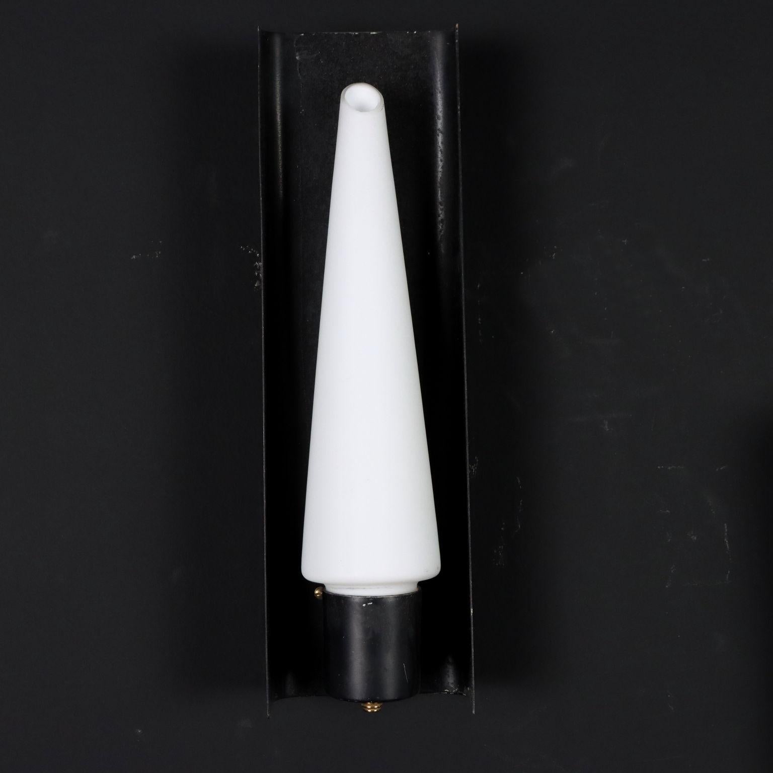 Metà XX secolo Coppia di lampade da parete in vetro opalino Italia 1960s in vendita