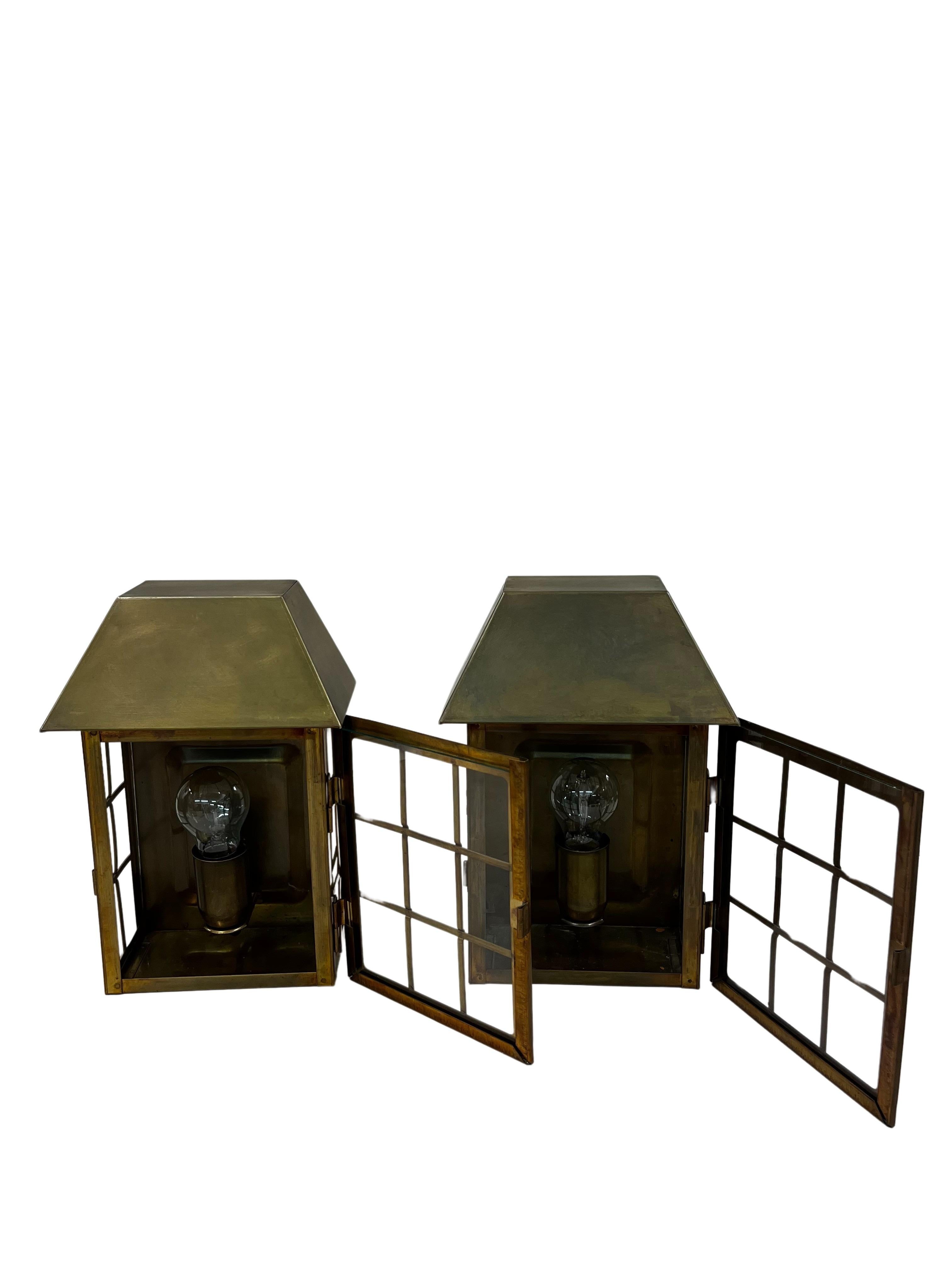 Pair of wall lamps, patinated brass, architectural form, Mid Century  For Sale 1