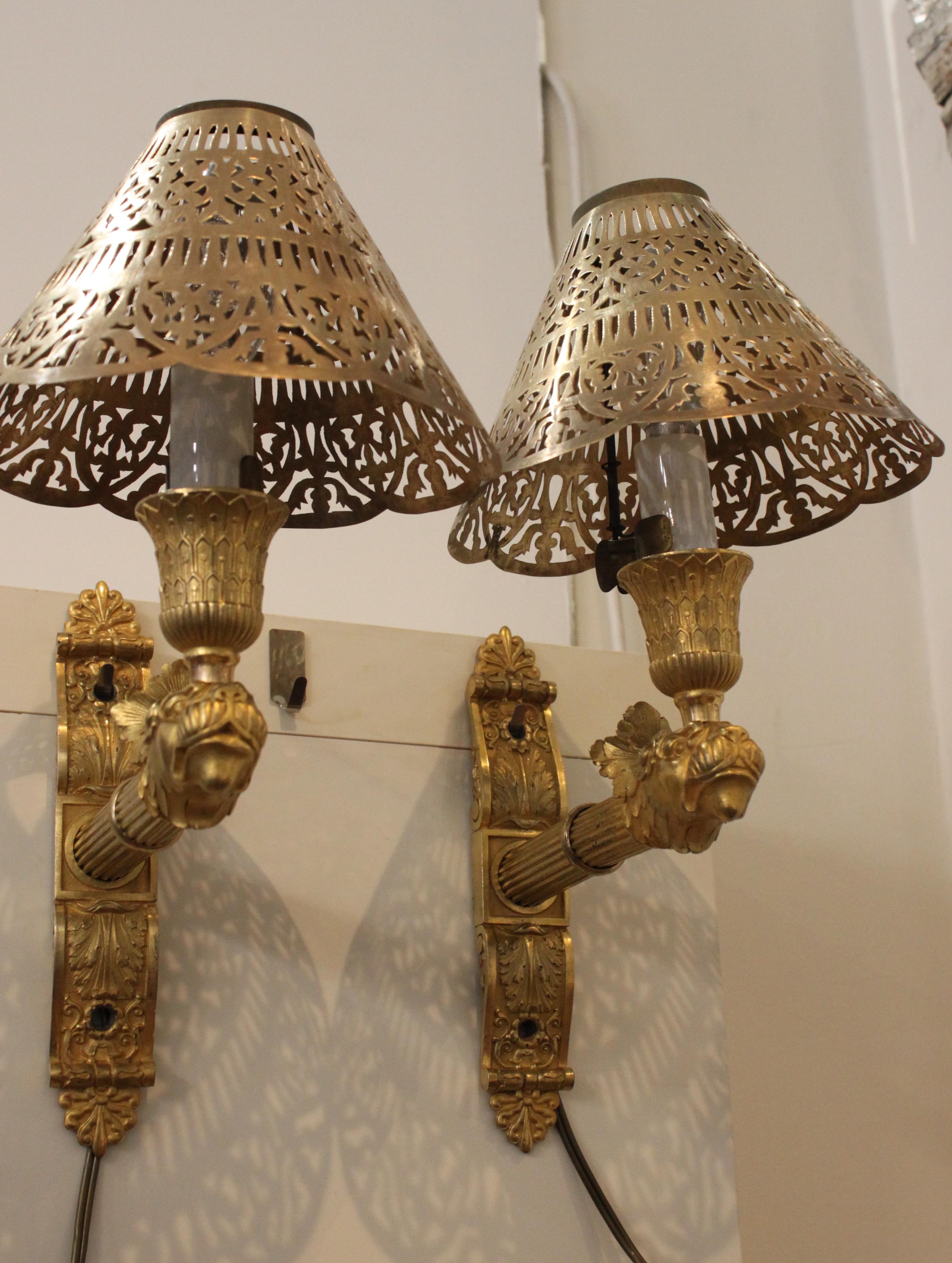 Pair of Restauration or Charles X Wall lamps, in mercury gilded bronze with a lion head neoclassical decoration. They were electrified.
Good condition.
Dimensions: total height 32 cm, width without lampshade 4 cm, depth 19.5 cm.
Diameter of the