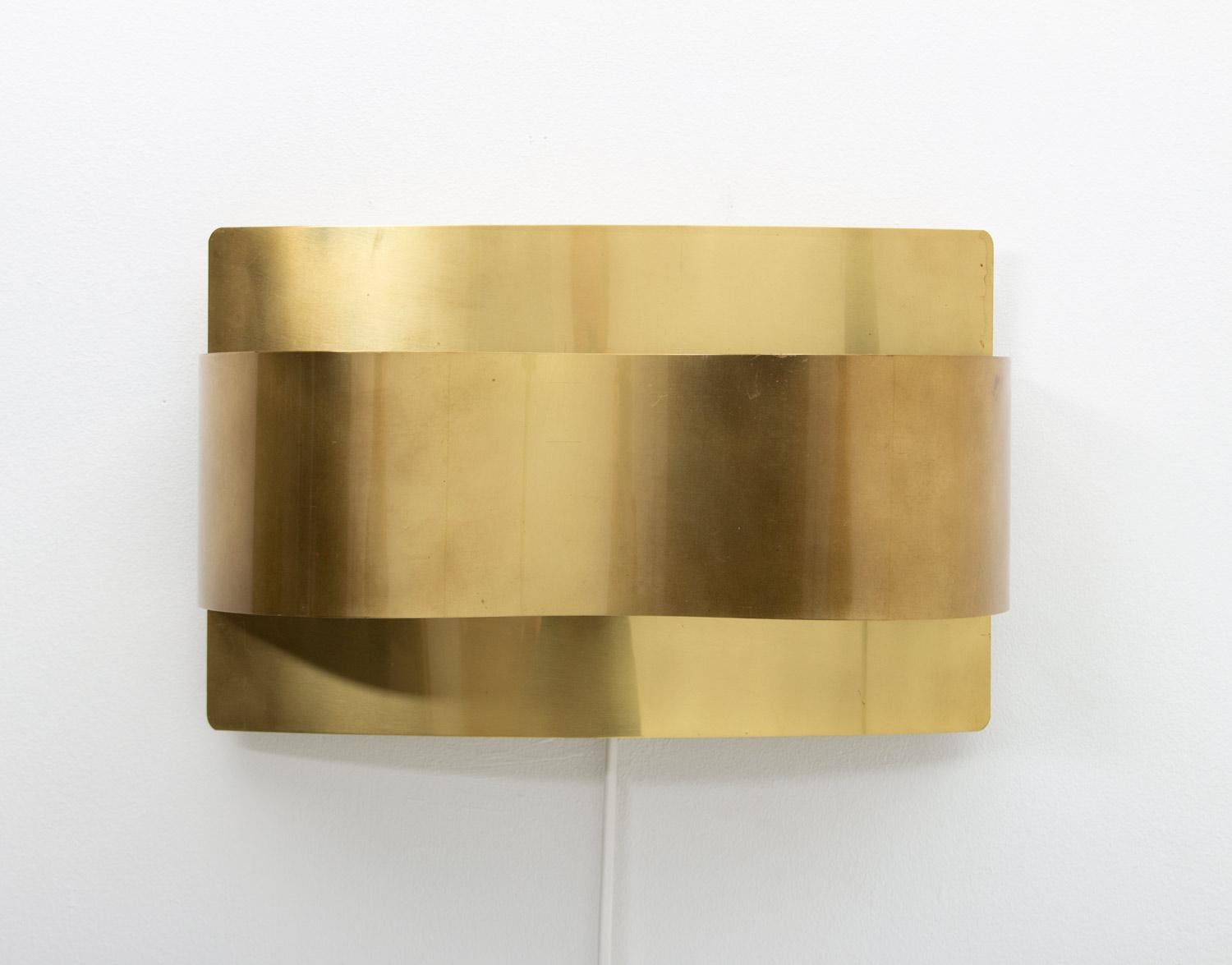 Rare version of brass sconces by Peter Celsing for Falkenbergs Belysning, Sweden, 1970s.
The design of these lamps reminds of the shapes of the 1930s and 1940s and would harmonise perfectly with a curved sofa, for example.
Condition: Original
