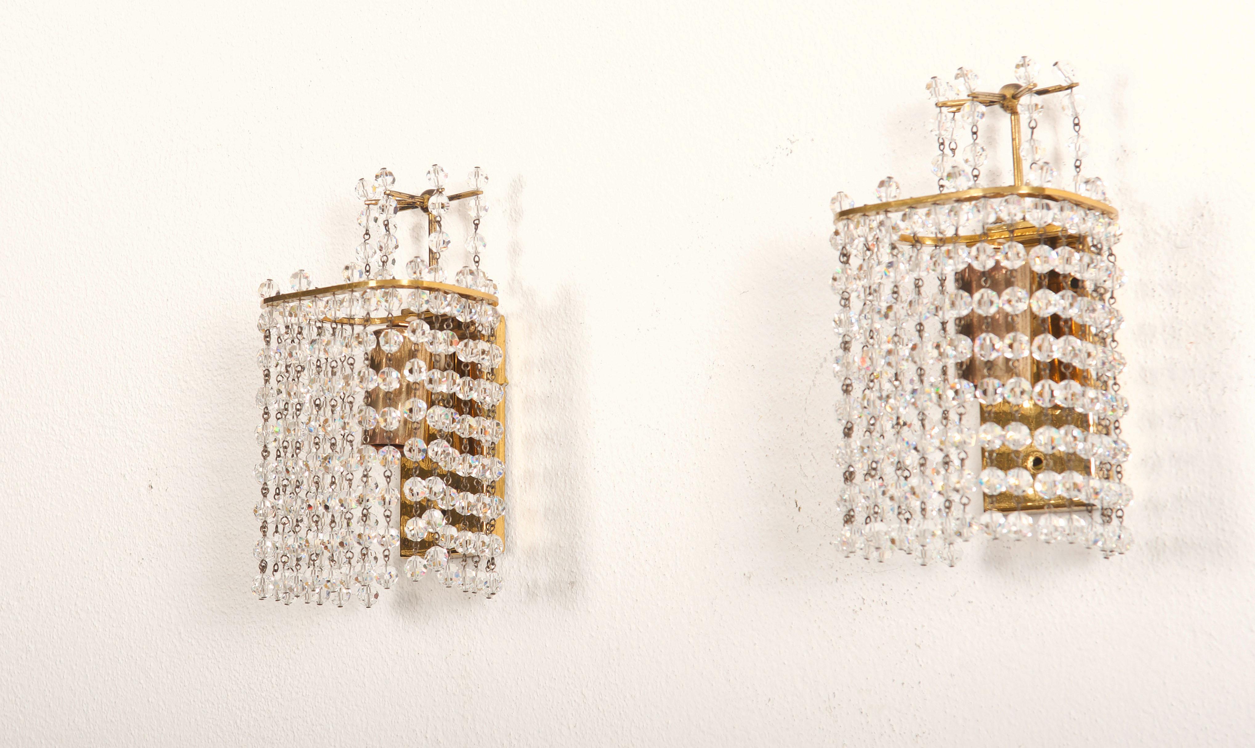 Cadre en laiton plaqué or avec des éléments en cristal, équipé d'une douille E14. Fabriqué par Lobmeyr 1960s. Prix pour une paire.