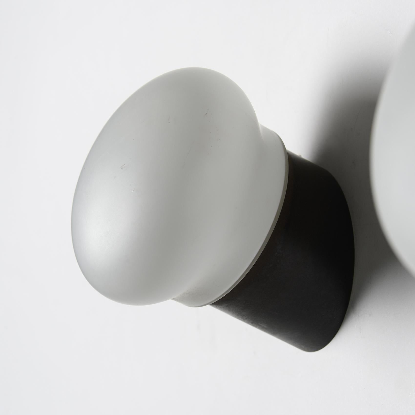 Coppia di lampade da parete scelte da Charlotte Perriand, Francia, 1970 in vendita 6