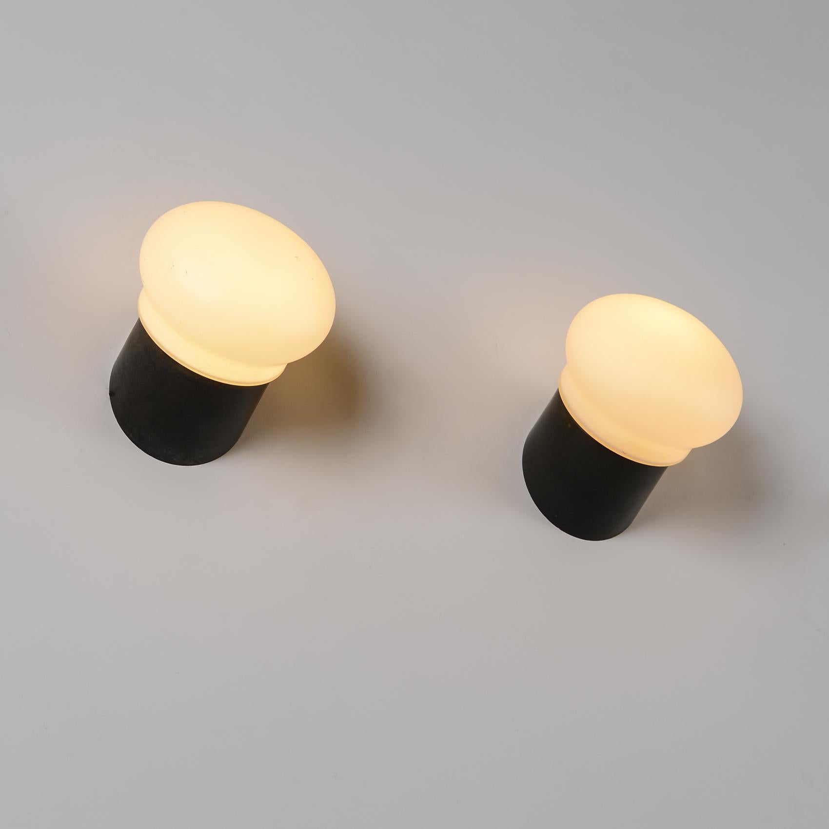 Mid-Century moderno Coppia di lampade da parete scelte da Charlotte Perriand, Francia, 1970 in vendita