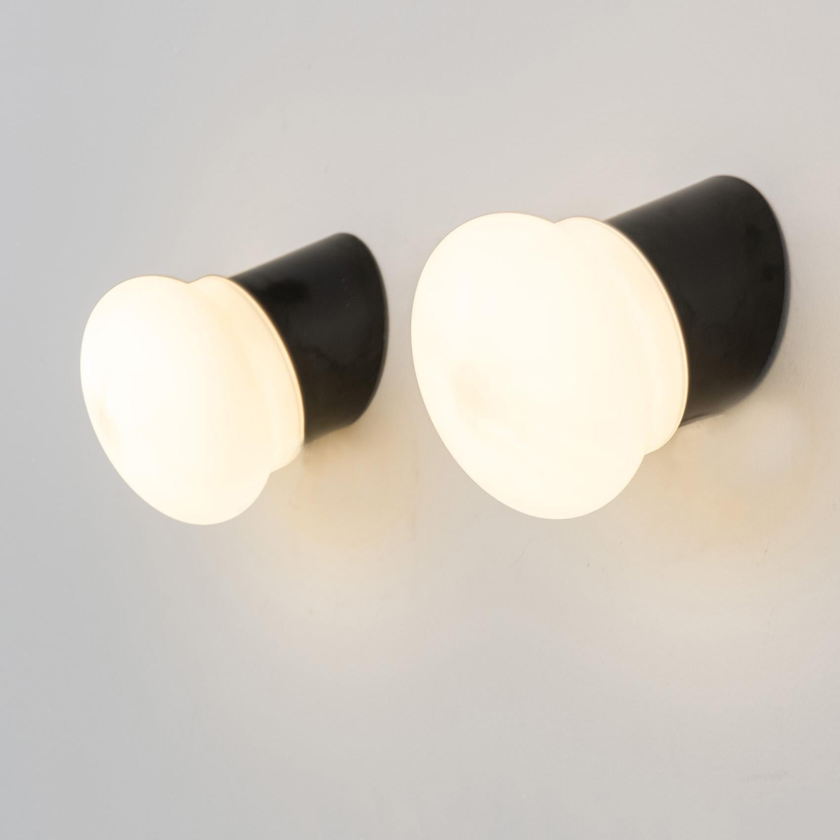 Francese Coppia di lampade da parete scelte da Charlotte Perriand, Francia, 1970 in vendita