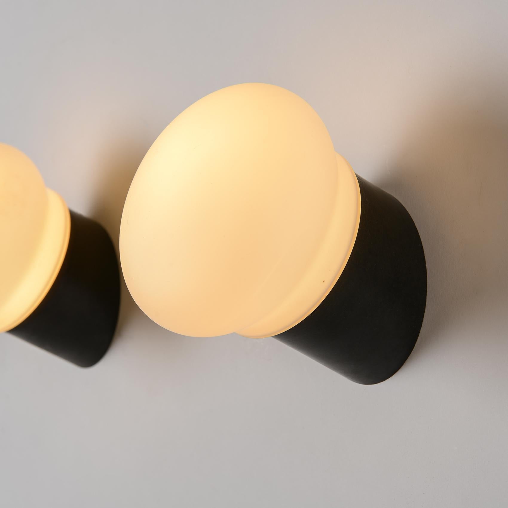 Plastica Coppia di lampade da parete scelte da Charlotte Perriand, Francia, 1970 in vendita