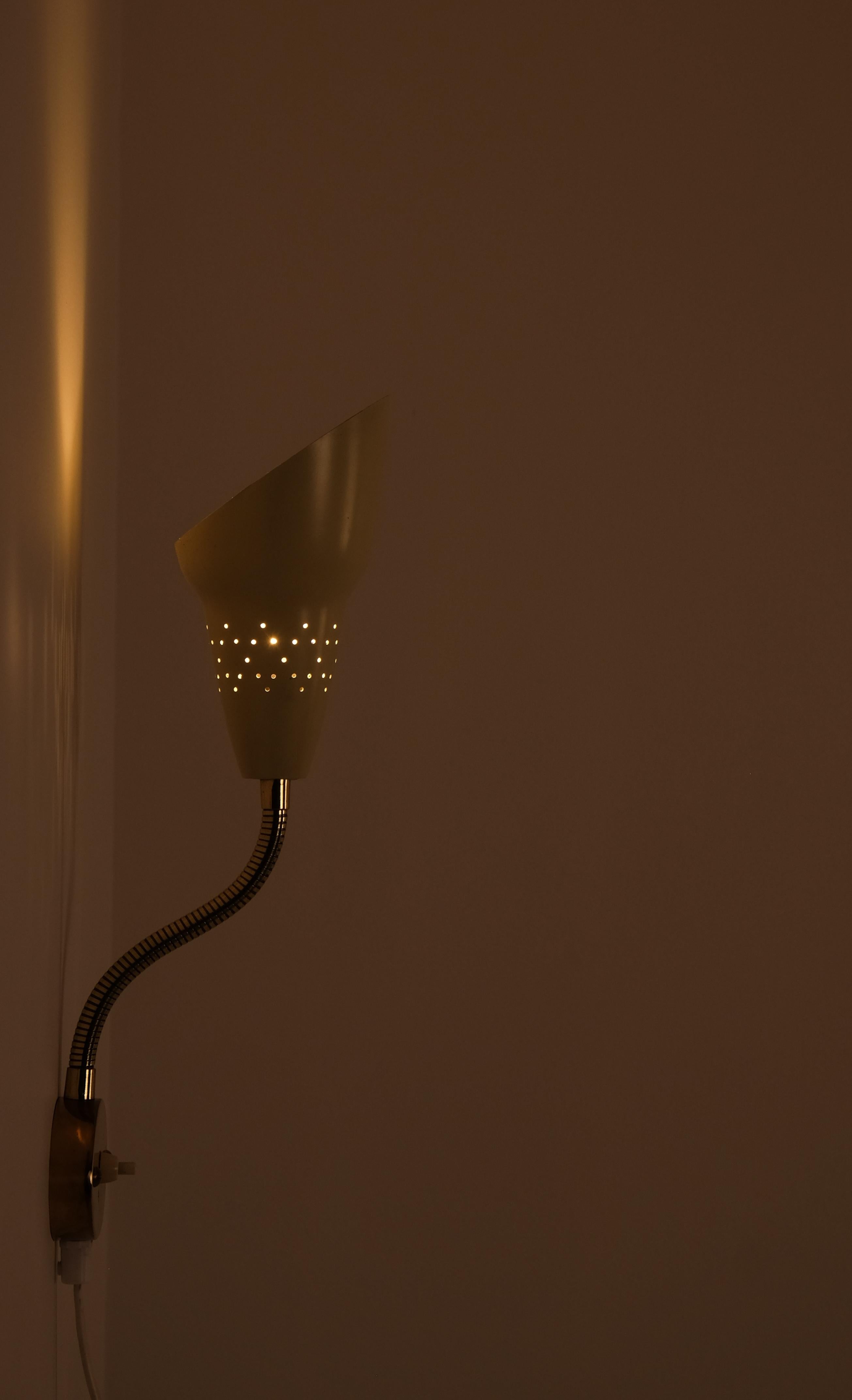 Set di 2 lampade da parete in metallo laccato con dettagli in ottone, prodotte in Svezia, anni Cinquanta.
