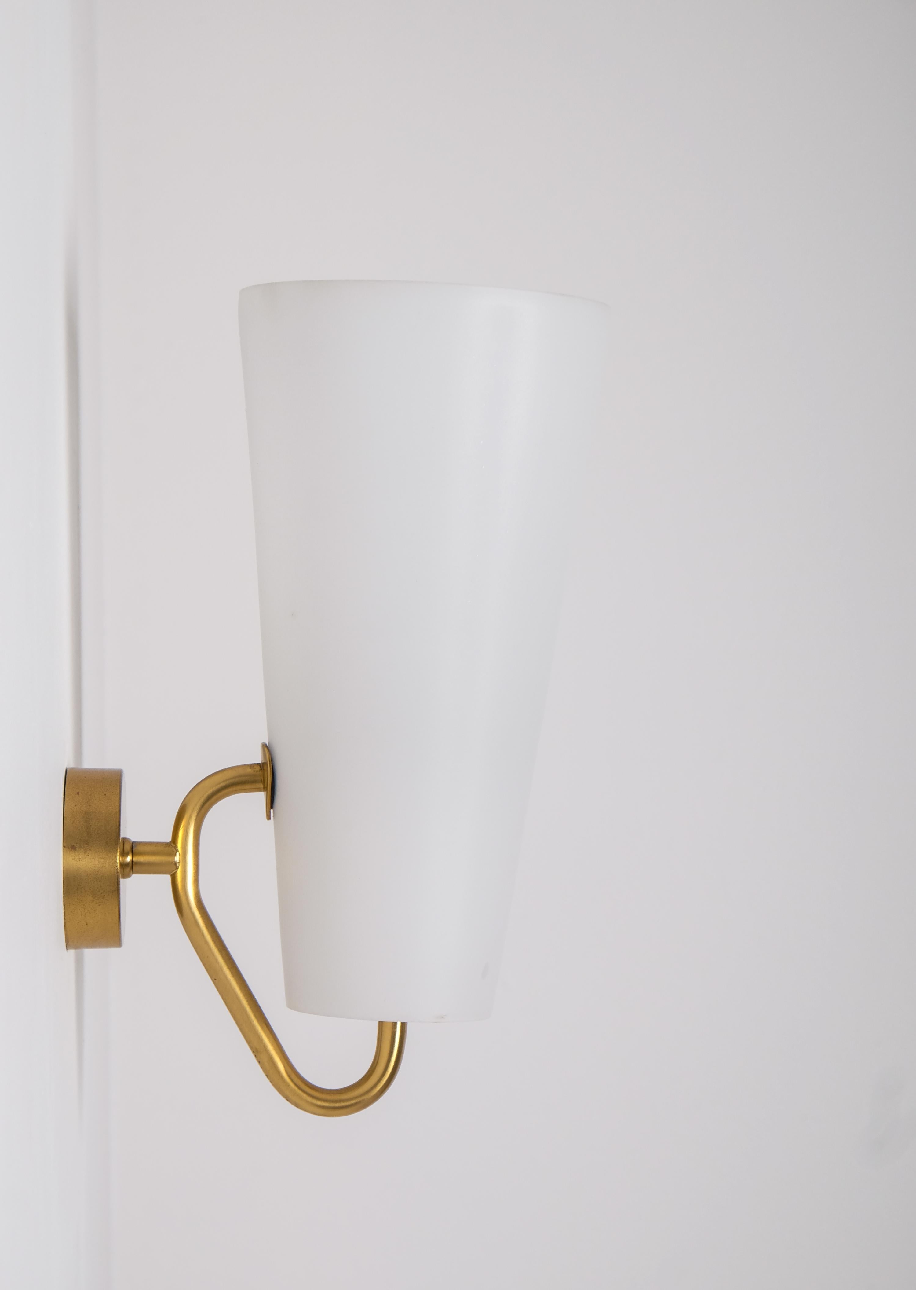 Paire d'appliques suédoises modernes en laiton et abat-jour en verre opalin, années 1950.