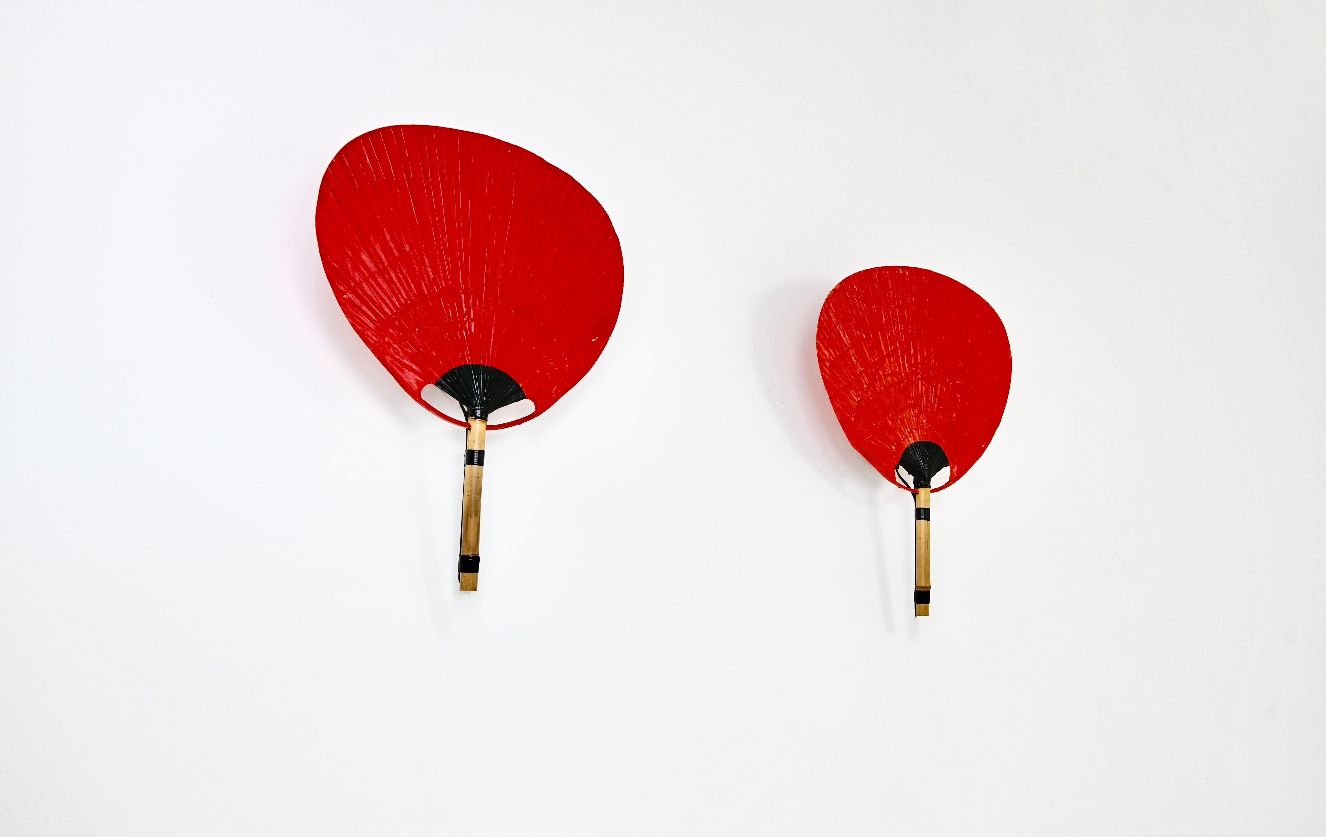 Rara coppia di grandi lampade da parete rosse in bambù e carta montate su una base di metallo di Ingo Maureur. Model No: Uchiwa .  Usura dovuta al tempo e all'età
PER LA SPEDIZIONE, RICHIEDICI DI RICEVERE IL MIGLIOR PREZZO
